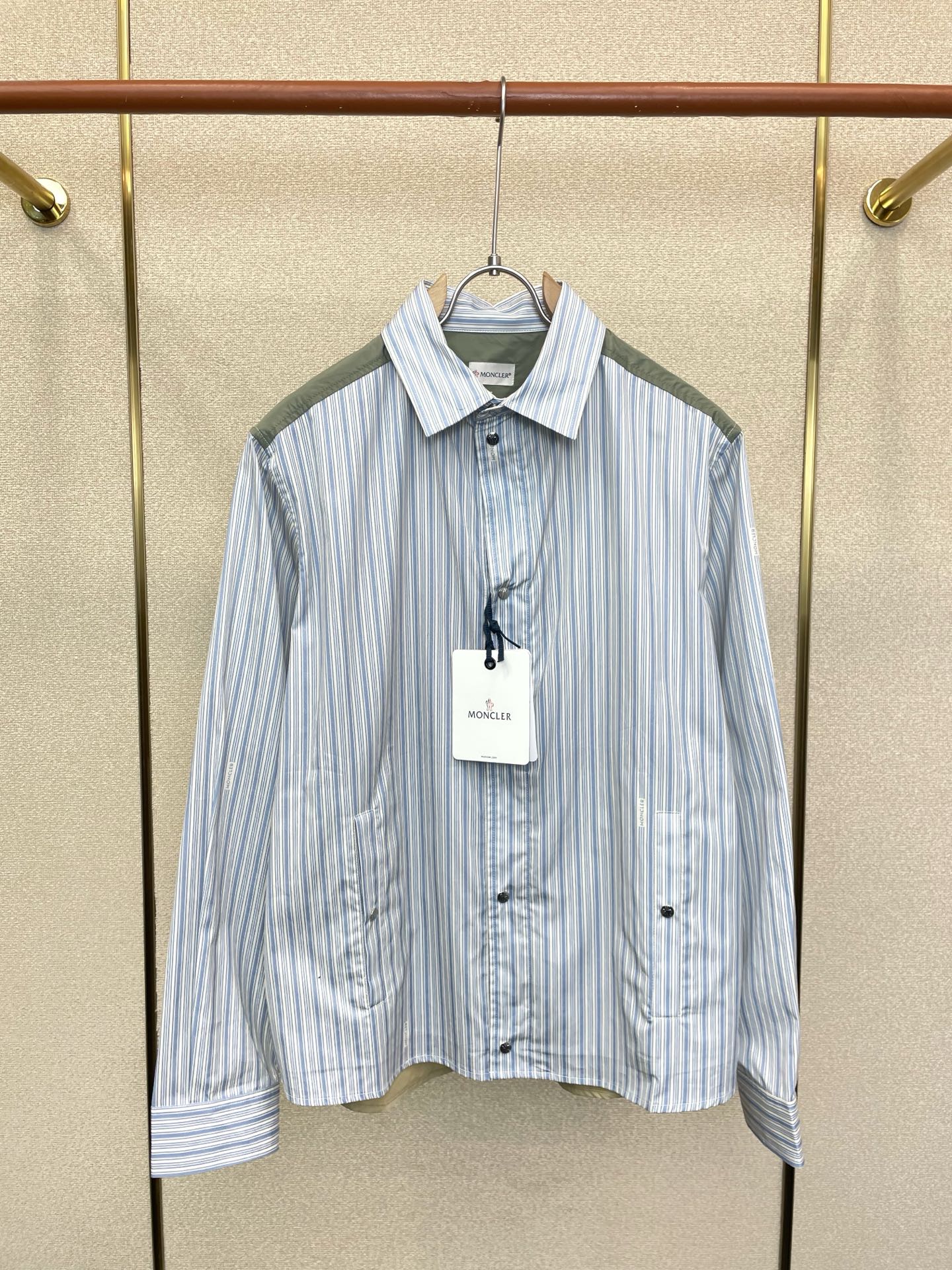 NO:919106,.Moncler's new and original men's casual jacket is a must-have. High-end customization. High-end version. Fashionable and versatile imported fabric. Super soft and delicate feel. Skin-friendly and comfortable to wear. High-end boutique. The upper body is exquisitely made by the factory. A must-have item for men. Complete with three standards. Size S-XL, Moncler, jackets & coats,19860909.Moncler蒙口砸锅卖铁都要上的新款新款原单男士休闲夹克 高端定制 高端版本 时尚百搭爆款进口面料 手感超柔软细腻 穿着亲肤舒适 高端精品 代工厂精细做上身非常赞 男士必备单品 三标齐全 码数S-XL,,Moncler,jackets & coats,,Men's clothing