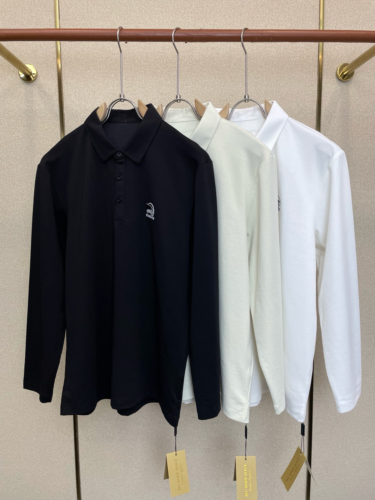 NO:913239,.Burberry exclusively supplies new original men's casual long sleeves. High-end customization. High-end version. Fashionable and versatile imported fabrics. Super soft and delicate feel. Skin-friendly and comfortable to wear. High-end boutique. The upper body is exquisitely made by the factory. A must-have item for men. Complete with three standards. Size M-6XL,,burberry,burberry,19860909.Burberry巴宝莉独家专供新款原单男士休闲长袖 高端定制 高端版本 时尚百搭爆款进口面料 手感超柔软细腻 穿着亲肤舒适 高端精品 代工厂精细做上身非常赞 男士必备单品 三标齐全 码数M-6XL,,burberry,burberry,,Men's clothing