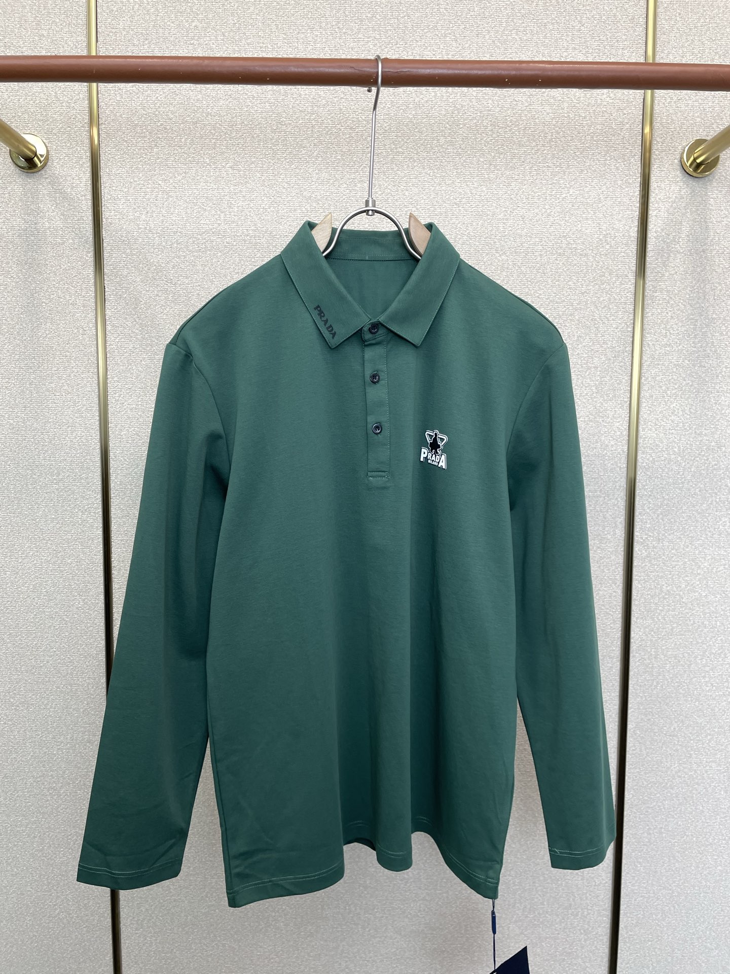 NO:919098,.Prada is a must-have new model of original men's casual long sleeves. High-end customization. High-end version. Fashionable and versatile imported fabrics. Super soft and delicate feel. Skin-friendly and comfortable to wear. High-end boutique. The upper body is exquisitely made by the factory. A must-have item for men. Three complete standards. Size M-6XL,, prada, prada,19860909.Prada普拉达砸锅卖铁都要上的新款新款原单男士休闲长袖 高端定制 高端版本 时尚百搭爆款进口面料 手感超柔软细腻 穿着亲肤舒适 高端精品 代工厂精细做上身非常赞 男士必备单品 三标齐全 码数M-6XL,,prada,prada,,Men's clothing