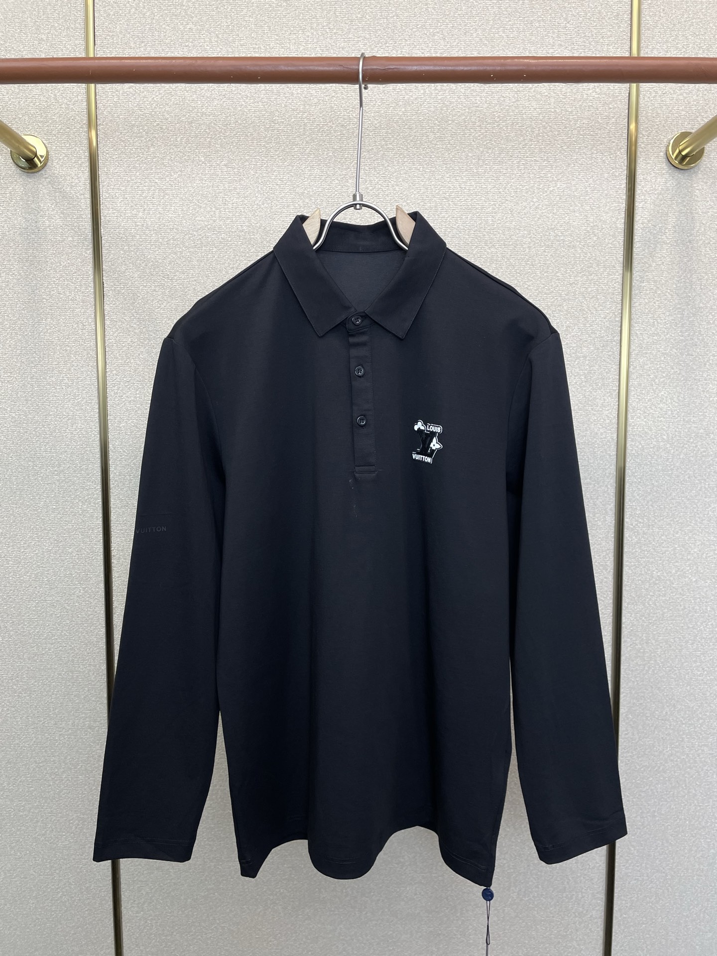 NO:913240,.Louis Vuitton Louis Vuitton exclusively supplies new original men's casual long sleeves. High-end customization. High-end version. Fashionable and versatile imported fabrics. Super soft and delicate feel. Skin-friendly and comfortable to wear. High-end boutique. The upper body is finely made by the factory. It is a must-have item for men. Three standards are complete. Size M-6XL,,louis vuitton,louis vuitton,19860909.Louis Vuitton路易威登独家专供新款原单男士休闲长袖 高端定制 高端版本 时尚百搭爆款进口面料 手感超柔软细腻 穿着亲肤舒适 高端精品 代工厂精细做上身非常赞 男士必备单品 三标齐全 码数M-6XL,,louis vuitton,louis vuitton,,Men's clothing