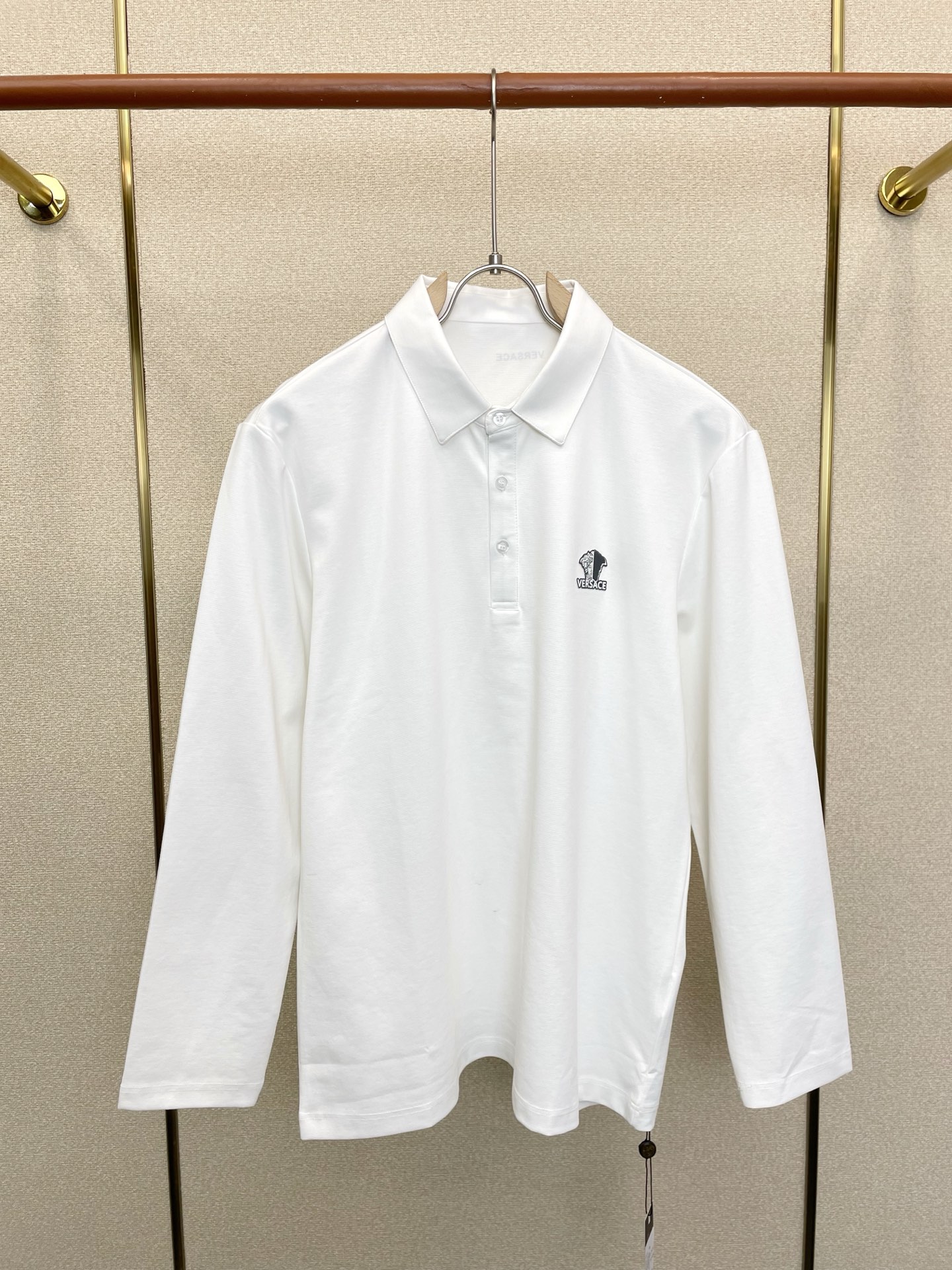 NO:919102,.Versace Versace's new model that everyone wants to buy, the original men's casual long-sleeve, high-end customization, high-end version, fashionable and versatile, popular imported fabrics, super soft and delicate to the touch, skin-friendly and comfortable to wear, high-end boutique, the upper body is exquisitely made by the factory, a must-have item for men, complete with three standards, code size M-6XL,,versace,versace,19860909.Versace范思哲砸锅卖铁都要上的新款新款原单男士休闲长袖 高端定制 高端版本 时尚百搭爆款进口面料 手感超柔软细腻 穿着亲肤舒适 高端精品 代工厂精细做上身非常赞 男士必备单品 三标齐全 码数M-6XL,,versace,versace,,Men's clothing