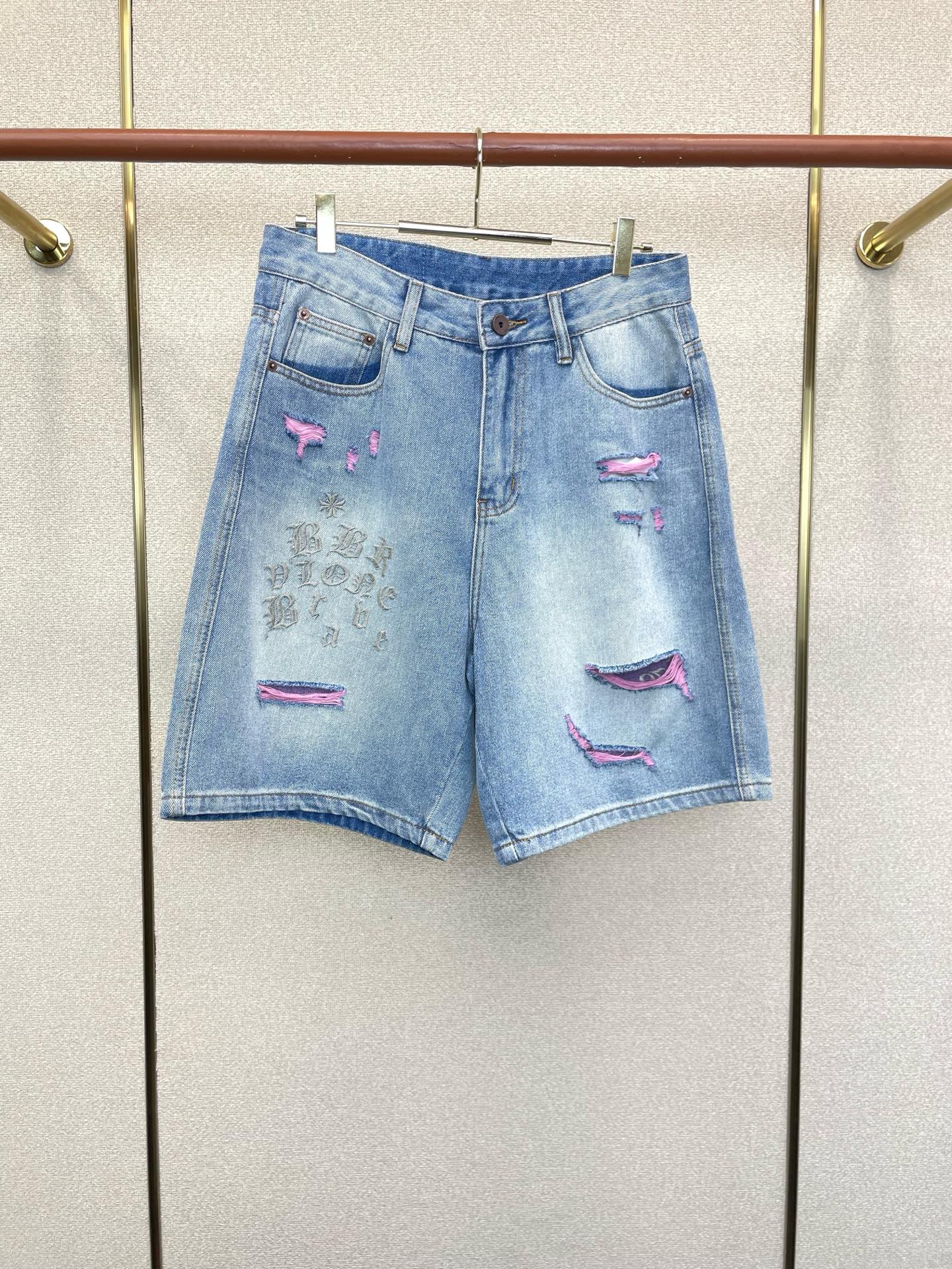 NO:914667,.Chrome Hearts exclusively provides new casual denim shorts, high-end version, counter-customized fabrics, high breathability and comfort, impeccable details, brand element design concept, reflecting high quality. It feels delicate and soft!  It presents a casual cut and the upper body shape is awesome!  Size S-3XL,,chrome hearts,chrome hearts,shorts,19860909.Chrome hearts克罗心独家专供新款休闲牛仔短裤 高端版本 专柜定制面料 透气舒适度高,细节无可挑剔,品牌元素设计理念,体现高品质.手感细腻柔软！呈现休闲裁剪,上身版型超赞！码数S-3XL,,chrome hearts,chrome hearts,shorts,,Men's clothing