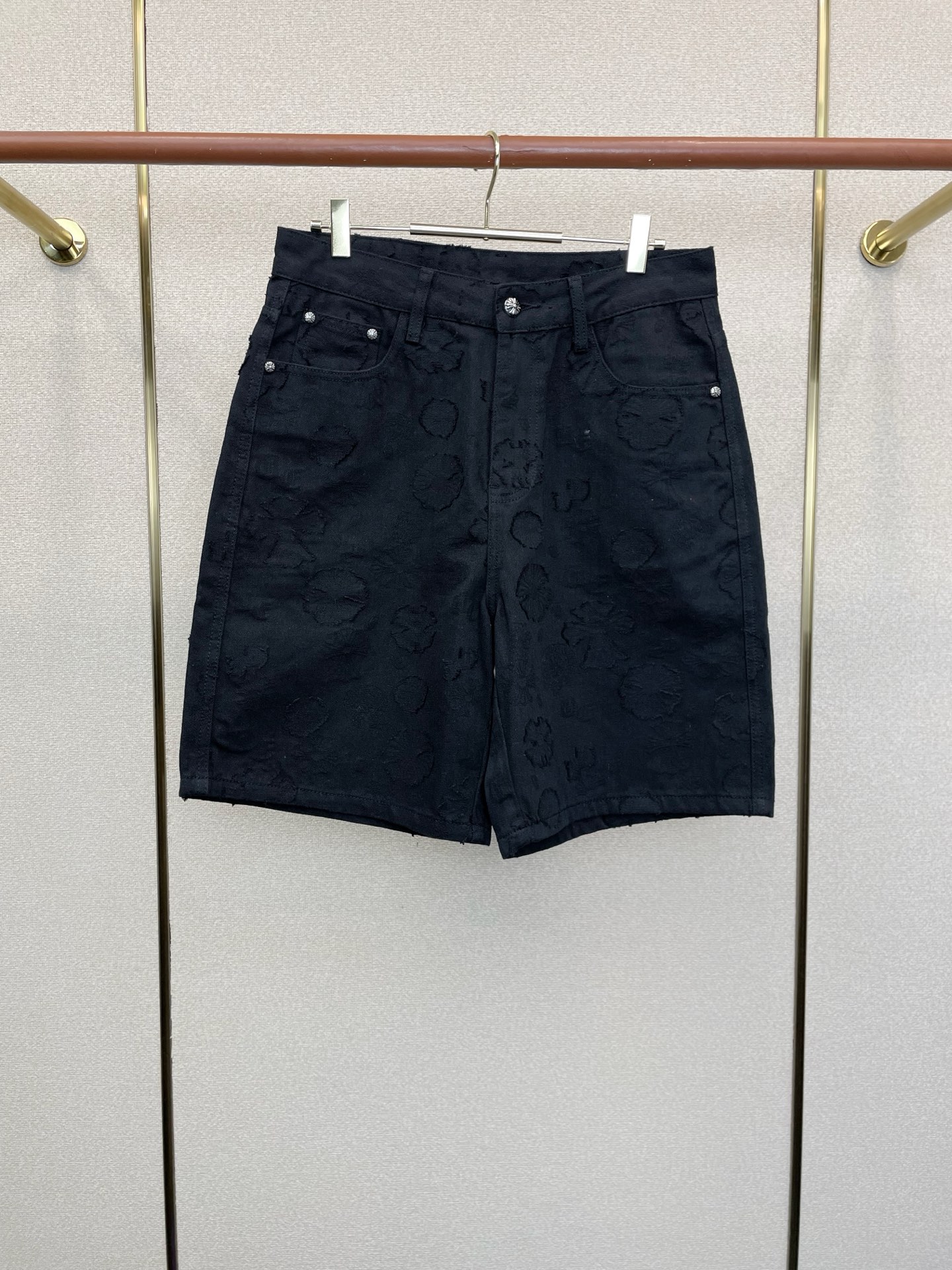 NO:913990,.Chrome Hearts exclusively provides new casual denim shorts, high-end version, counter-customized fabrics, high breathability and comfort, impeccable details, brand element design concept, reflecting high quality. It feels delicate and soft!  It presents a casual cut and the upper body shape is awesome!  Size S-3XL,,chrome hearts,chrome hearts,shorts,19860909.Chrome hearts克罗心独家专供新款休闲牛仔短裤 高端版本 专柜定制面料 透气舒适度高,细节无可挑剔,品牌元素设计理念,体现高品质.手感细腻柔软！呈现休闲裁剪,上身版型超赞！码数S-3XL,,chrome hearts,chrome hearts,shorts,,Men's clothing