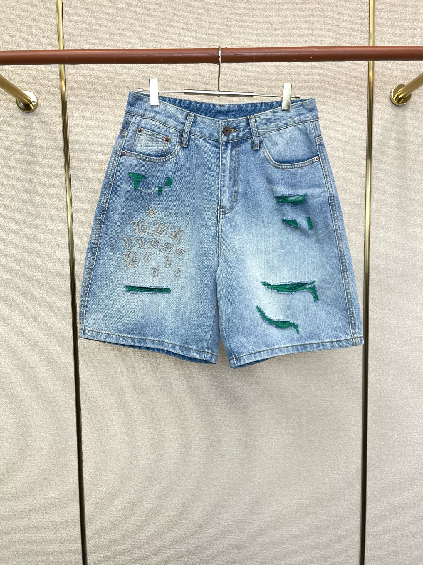 NO:915962,.Chrome Hearts exclusively provides new casual denim shorts, high-end version, counter-customized fabrics, high breathability and comfort, impeccable details, brand element design concept, reflecting high quality. It feels delicate and soft!  It presents a casual cut and the upper body shape is awesome!  Size S-3XL,,chrome hearts,chrome hearts,shorts,19860909.Chrome hearts克罗心独家专供新款休闲牛仔短裤 高端版本 专柜定制面料 透气舒适度高,细节无可挑剔,品牌元素设计理念,体现高品质.手感细腻柔软！呈现休闲裁剪,上身版型超赞！码数S-3XL,,chrome hearts,chrome hearts,shorts,,Men's clothing