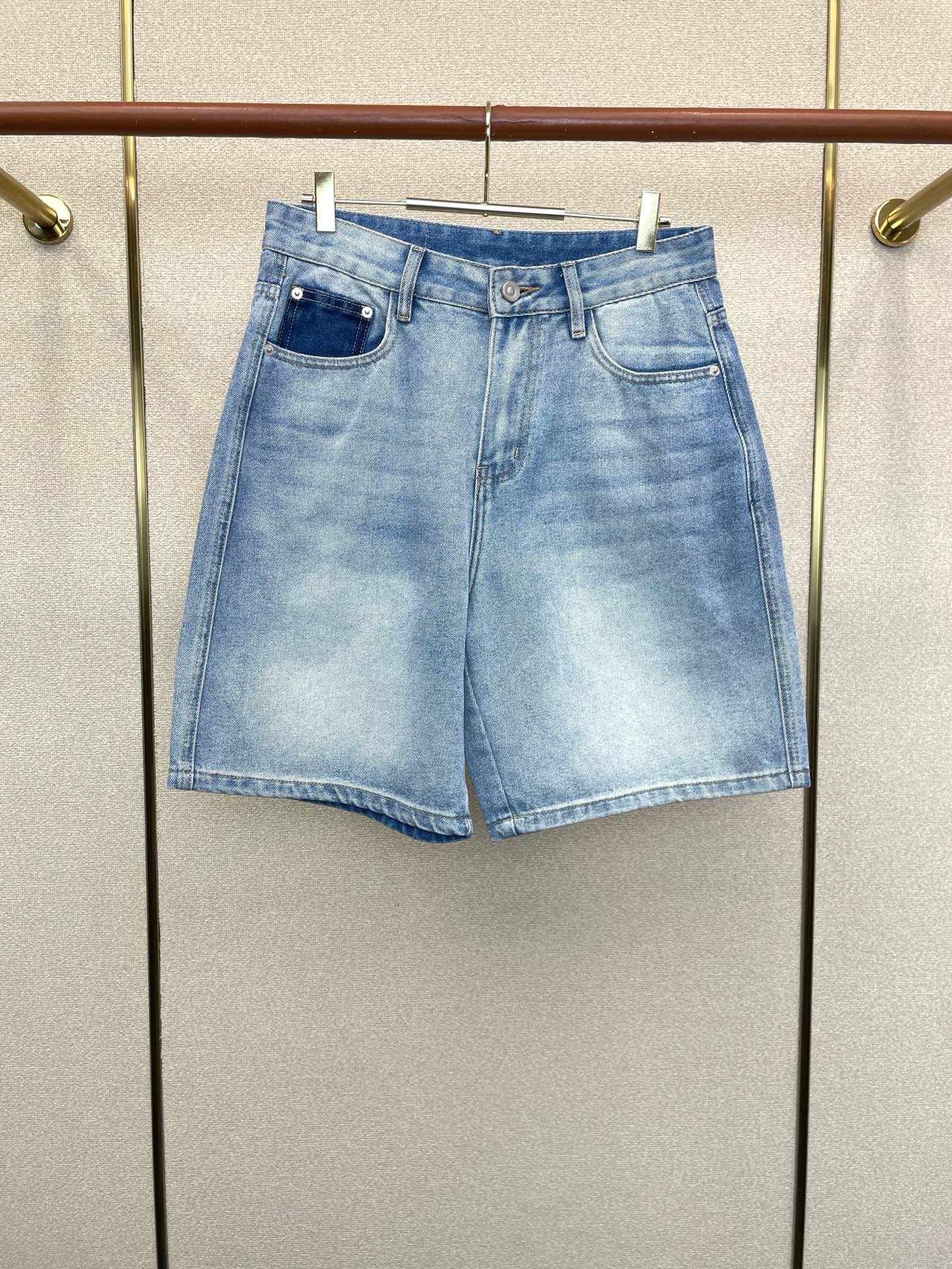 NO:915965,.Masion Margiela MM6 is exclusive to the new casual denim shorts. High-end version. Customized fabrics at the counter. Highly breathable and comfortable, with impeccable details. Brand element design concept reflects high quality. It feels delicate and soft!  It presents a casual cut and the upper body shape is awesome!  Size S-3XL,, masion margiela, masion margiela, shorts,19860909.Masion Margiela梅森马吉拉MM6独家专供新款休闲牛仔短裤 高端版本 专柜定制面料 透气舒适度高,细节无可挑剔,品牌元素设计理念,体现高品质.手感细腻柔软！呈现休闲裁剪,上身版型超赞！码数S-3XL,,masion margiela,masion margiela,shorts,,Men's clothing