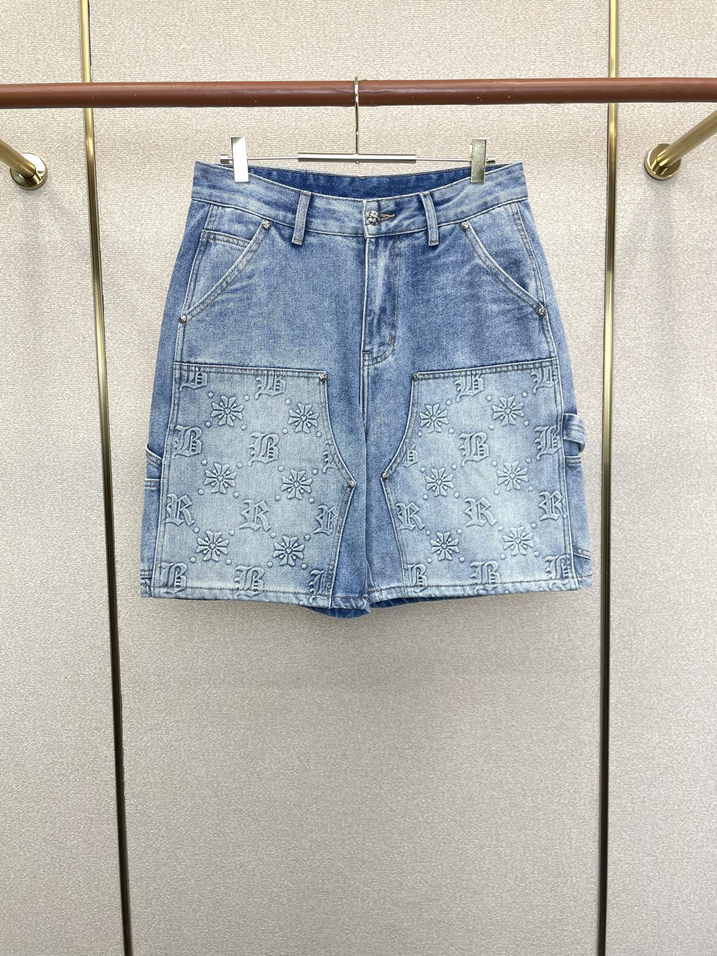 NO:915939,.Chrome Hearts exclusively provides new casual denim shorts, high-end version, counter-customized fabrics, high breathability and comfort, impeccable details, brand element design concept, reflecting high quality. It feels delicate and soft!  It presents a casual cut and the upper body shape is awesome!  Size S-3XL,,chrome hearts,chrome hearts,shorts,19860909.Chrome hearts克罗心独家专供新款休闲牛仔短裤 高端版本 专柜定制面料 透气舒适度高,细节无可挑剔,品牌元素设计理念,体现高品质.手感细腻柔软！呈现休闲裁剪,上身版型超赞！码数S-3XL,,chrome hearts,chrome hearts,shorts,,Men's clothing