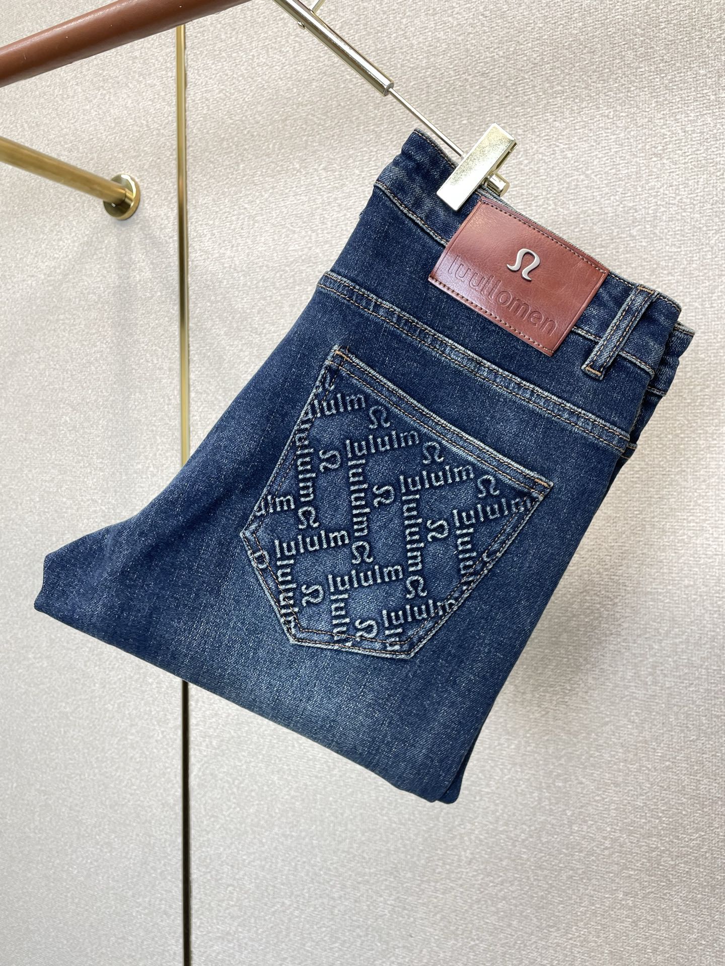 NO:914678,.Lululemon exclusively provides high-end versions of new casual jeans. Custom-made fabrics at the counter. Highly breathable and comfortable, with impeccable details. The brand element design concept embodies high quality. It feels delicate and soft!  It presents a casual cut and the upper body shape is awesome!  Size S-3XL,,jeans,19860909.Lululemon露露乐蒙独家专供新款休闲牛仔裤高端版本 专柜定制面料 透气舒适度高,细节无可挑剔,品牌元素设计理念,体现高品质.手感细腻柔软！呈现休闲裁剪,上身版型超赞！码数S-3XL,,jeans,,Men's clothing