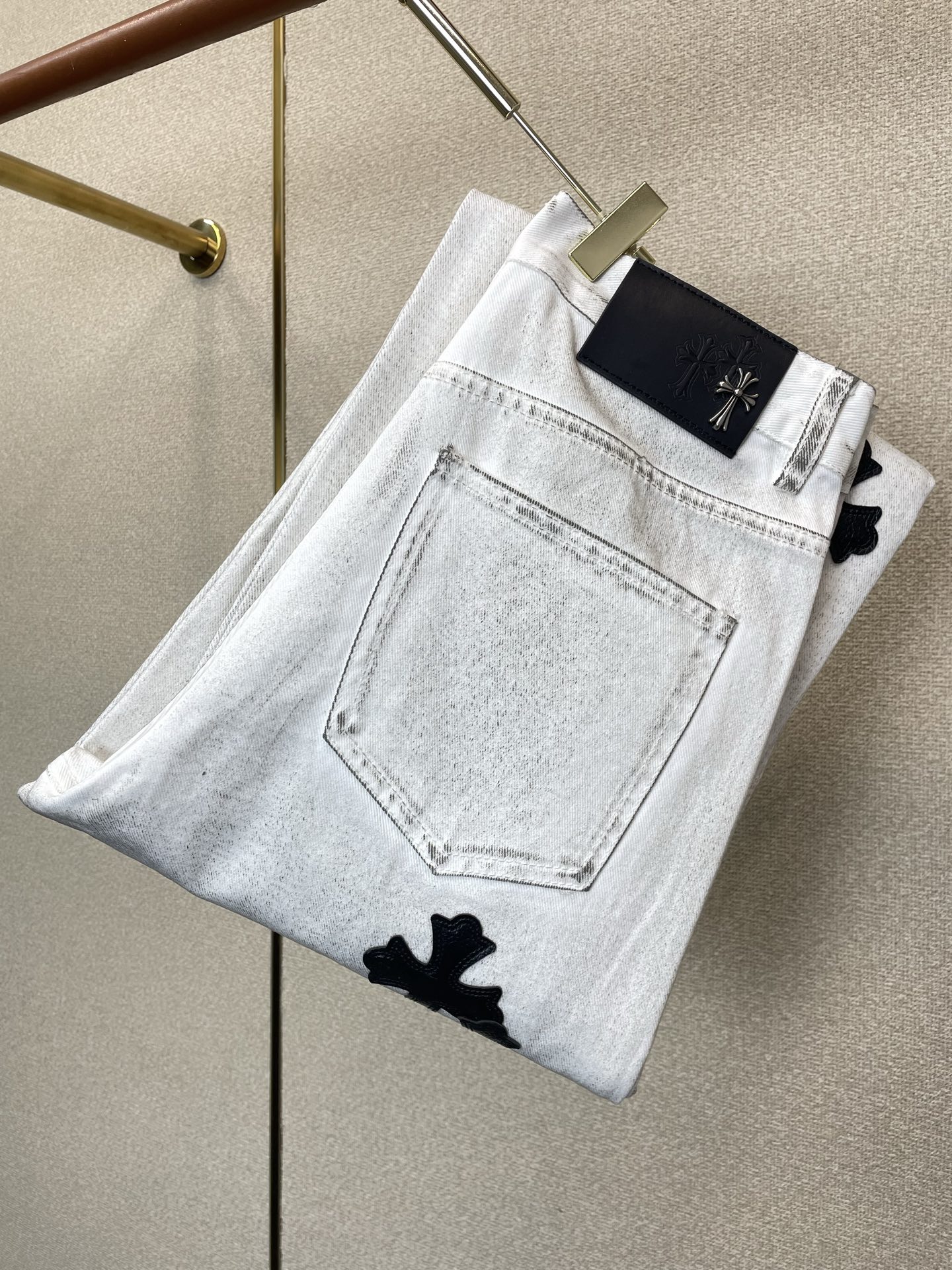 NO:914661,.Chrome Hearts exclusively provides high-end versions of new casual denim straight pants. Custom-made fabrics at the counter. Highly breathable and comfortable, with impeccable details. The brand element design concept reflects high quality. It feels delicate and soft!  It presents a casual cut and the upper body shape is awesome!  Size S-3XL,,chrome hearts,chrome hearts,19860909.Chrome hearts克罗心独家专供新款休闲牛仔直筒裤高端版本 专柜定制面料 透气舒适度高,细节无可挑剔,品牌元素设计理念,体现高品质.手感细腻柔软！呈现休闲裁剪,上身版型超赞！码数S-3XL,,chrome hearts,chrome hearts,,Men's clothing