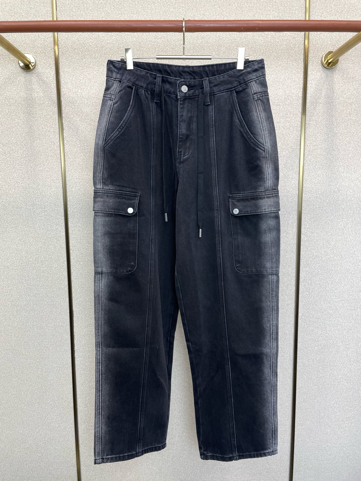 NO:915944,.STONE ISLAND exclusively provides high-end versions of new casual jeans. Customized fabrics at the counter. Highly breathable and comfortable, with impeccable details. The brand element design concept embodies high quality. It feels delicate and soft!  It presents a casual cut and the upper body shape is awesome!  Size S-3XL,,jeans,19860909.STONE ISLAND石头岛独家专供新款休闲牛仔裤高端版本 专柜定制面料 透气舒适度高,细节无可挑剔,品牌元素设计理念,体现高品质.手感细腻柔软！呈现休闲裁剪,上身版型超赞！码数S-3XL,,jeans,,Men's clothing