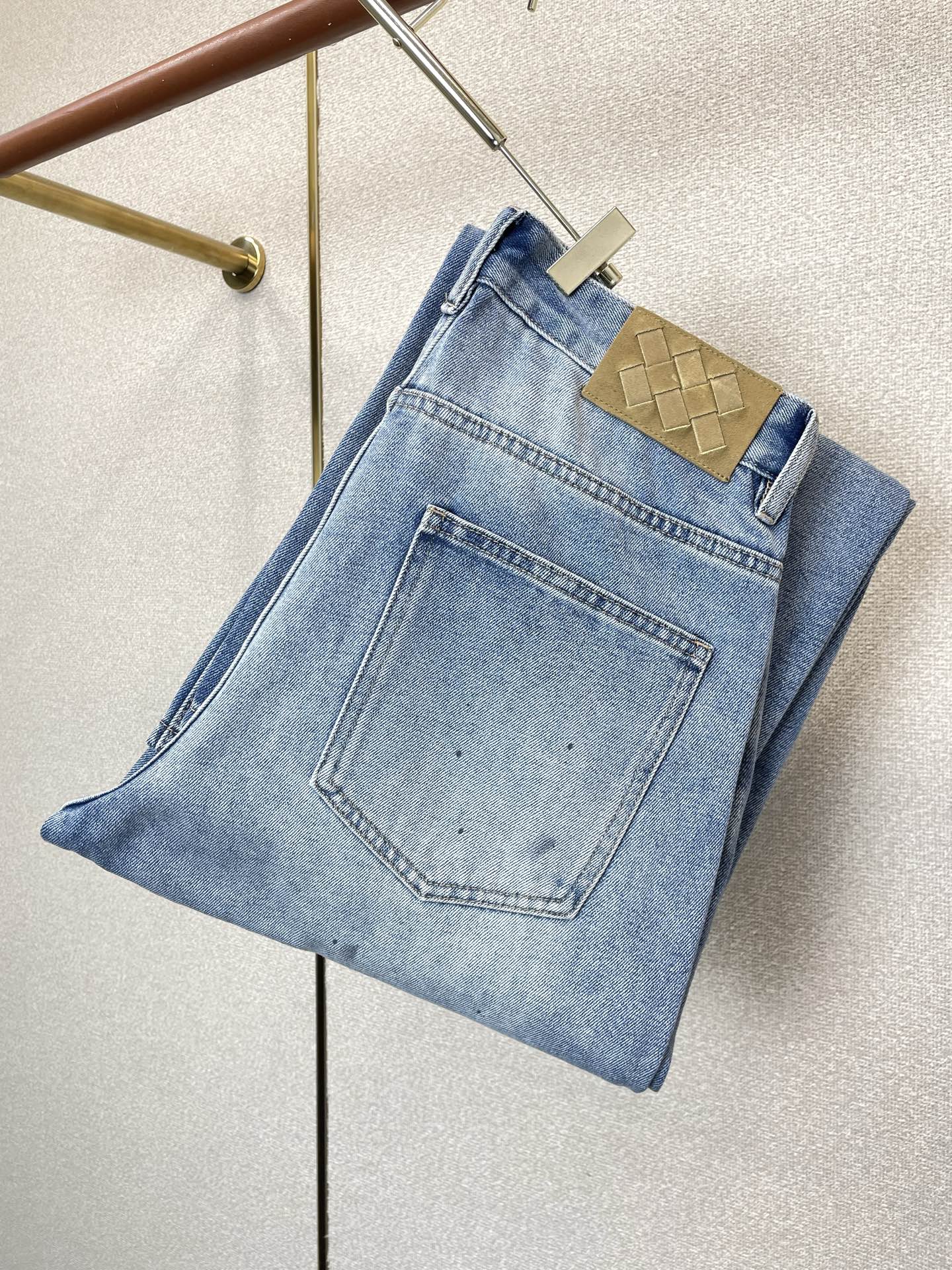 NO:938369,.Bottega Veneta is a high-end version of the new casual denim straight pants that everyone buys. The fabric is customized at the counter. It has high breathability and comfort, impeccable details, brand element design concept, and reflects high quality. It feels delicate and soft!  It presents a casual cut and the upper body shape is awesome!  Size S-3XL,,bottega veneta,bottega veneta,19860909.Bottega Veneta葆蝶家砸锅卖铁都要上的新款新款休闲牛仔直筒裤高端版本 专柜定制面料 透气舒适度高,细节无可挑剔,品牌元素设计理念,体现高品质.手感细腻柔软！呈现休闲裁剪,上身版型超赞！码数S-3XL,,bottega veneta,bottega veneta,,Men's clothing