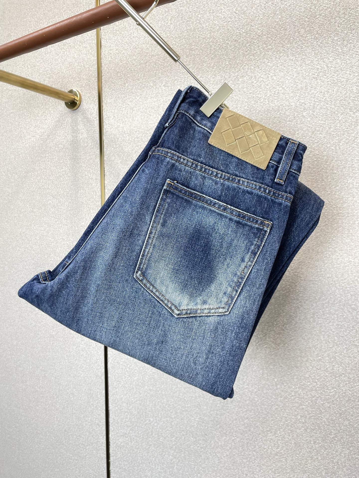 NO:916994,.Bottega Veneta exclusively provides high-end versions of new casual denim straight pants. Customized fabrics at the counter. Highly breathable and comfortable, with impeccable details. The brand element design concept reflects high quality. It feels delicate and soft!  It presents a casual cut and the upper body shape is awesome!  Size S-3XL,,bottega veneta,bottega veneta,19860909.Bottega Veneta葆蝶家独家专供新款休闲牛仔直筒裤高端版本 专柜定制面料 透气舒适度高,细节无可挑剔,品牌元素设计理念,体现高品质.手感细腻柔软！呈现休闲裁剪,上身版型超赞！码数S-3XL,,bottega veneta,bottega veneta,,Men's clothing