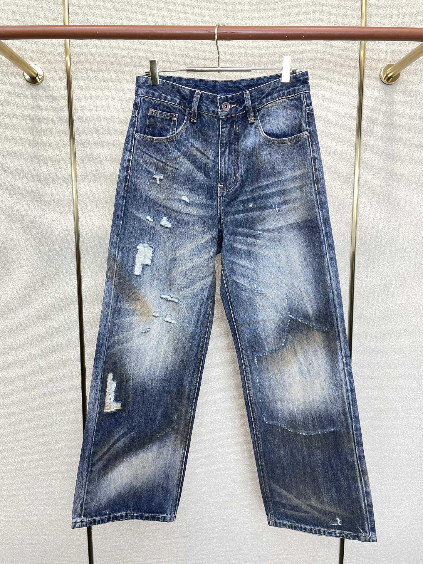 NO:915947,.Bottega Veneta exclusively provides high-end versions of new casual denim straight pants. Customized fabrics at the counter. Highly breathable and comfortable, with impeccable details. The brand element design concept reflects high quality. It feels delicate and soft!  It presents a casual cut and the upper body shape is awesome!  Size S-3XL,,bottega veneta,bottega veneta,19860909.Bottega Veneta葆蝶家独家专供新款休闲牛仔直筒裤高端版本 专柜定制面料 透气舒适度高,细节无可挑剔,品牌元素设计理念,体现高品质.手感细腻柔软！呈现休闲裁剪,上身版型超赞！码数S-3XL,,bottega veneta,bottega veneta,,Men's clothing