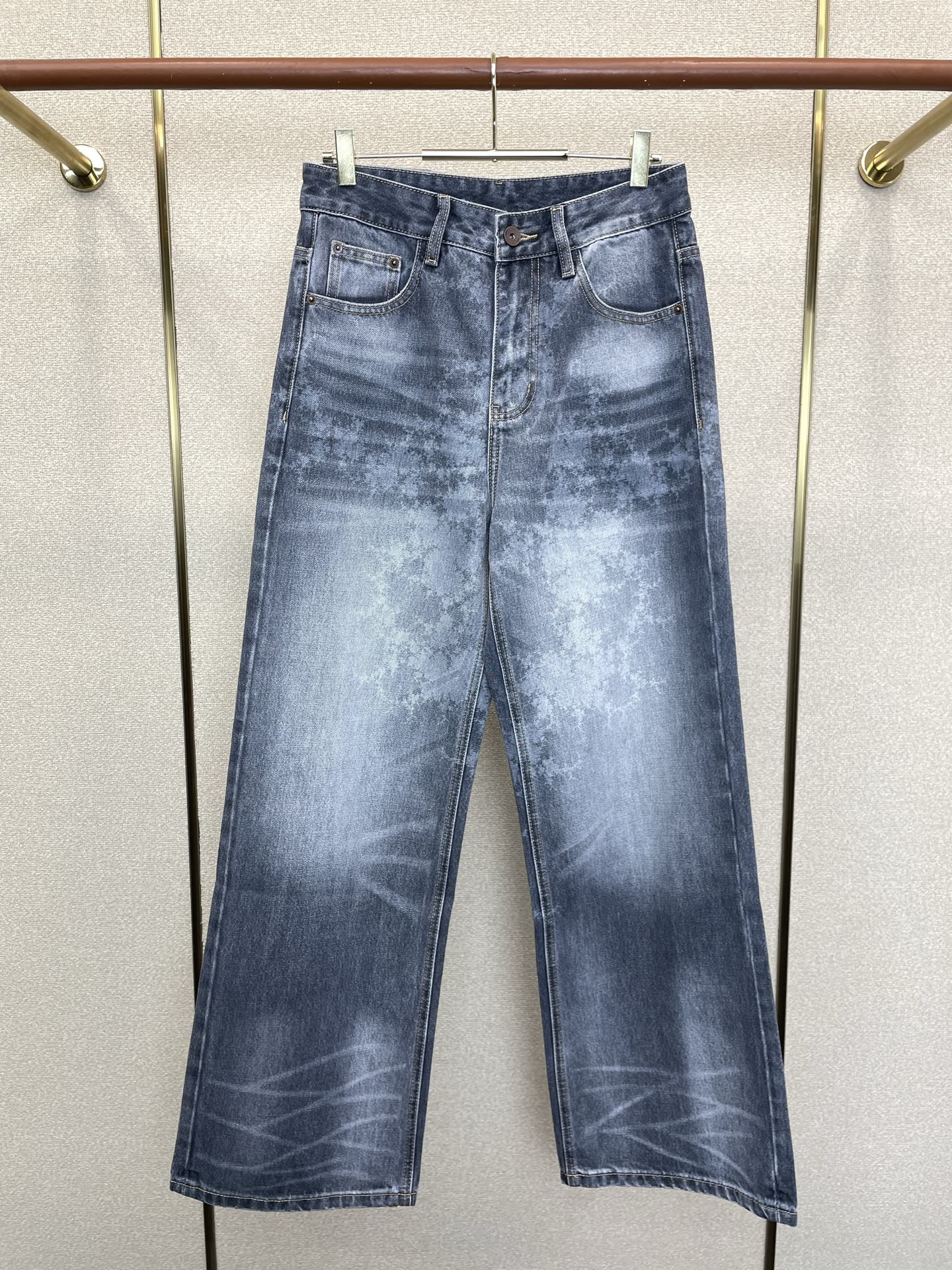 NO:917000,.Bottega Veneta exclusively provides high-end versions of new casual denim straight pants. Customized fabrics at the counter. Highly breathable and comfortable, with impeccable details. The brand element design concept reflects high quality. It feels delicate and soft!  It presents a casual cut and the upper body shape is awesome!  Size S-3XL,,bottega veneta,bottega veneta,19860909.Bottega Veneta葆蝶家独家专供新款休闲牛仔直筒裤高端版本 专柜定制面料 透气舒适度高,细节无可挑剔,品牌元素设计理念,体现高品质.手感细腻柔软！呈现休闲裁剪,上身版型超赞！码数S-3XL,,bottega veneta,bottega veneta,,Men's clothing