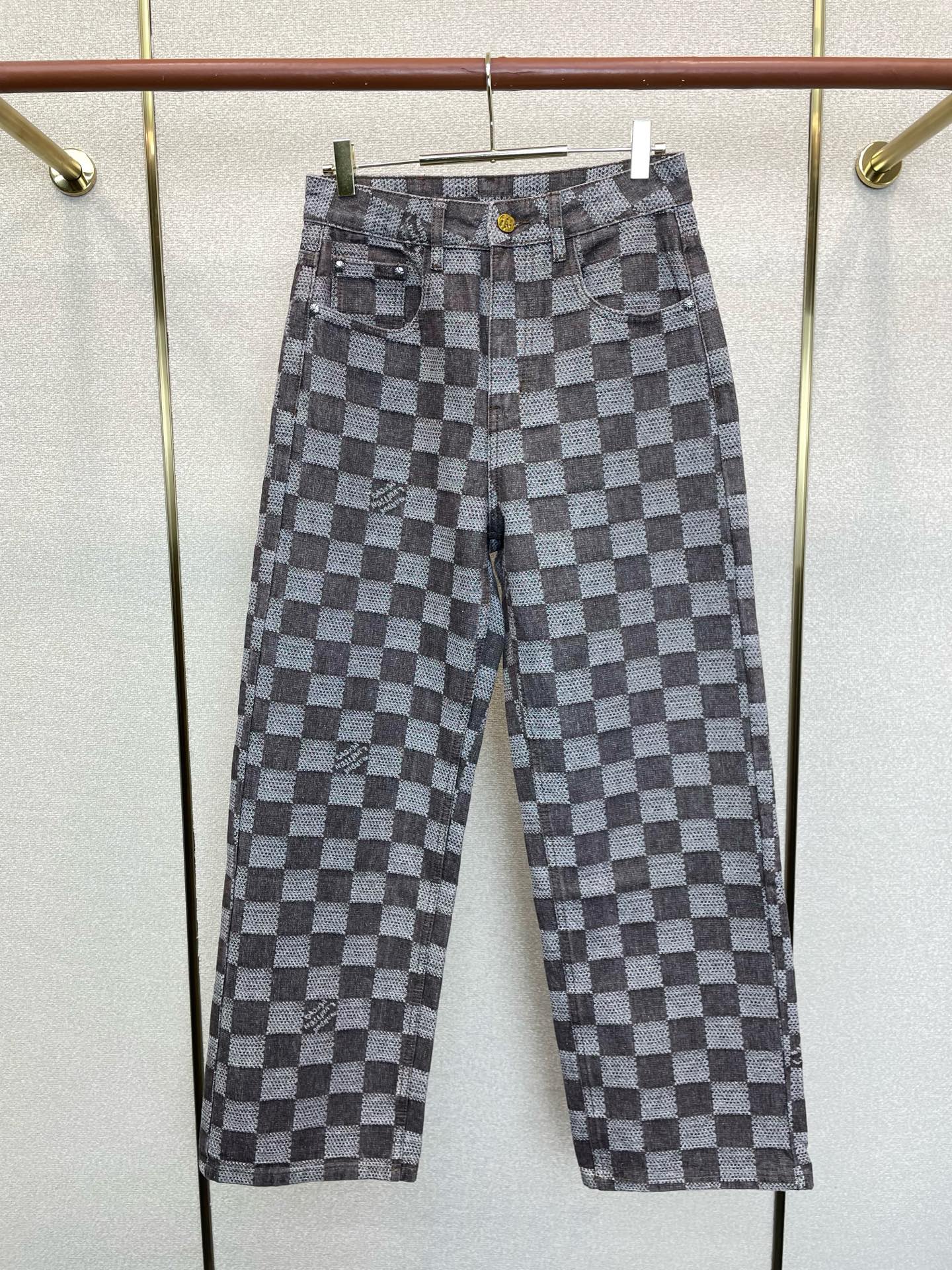 NO:917003,.Louis Vuitton exclusive high-end version of new casual denim straight pants. Customized fabrics at the counter. Highly breathable and comfortable, with impeccable details. Brand element design concept reflects high quality. It feels delicate and soft!  It presents a casual cut and the upper body shape is awesome!  Size S-3XL,,louis vuitton,louis vuitton,19860909.Louis Vuitton路易威登独家专供新款休闲牛仔直筒裤高端版本 专柜定制面料 透气舒适度高,细节无可挑剔,品牌元素设计理念,体现高品质.手感细腻柔软！呈现休闲裁剪,上身版型超赞！码数S-3XL,,louis vuitton,louis vuitton,,Men's clothing