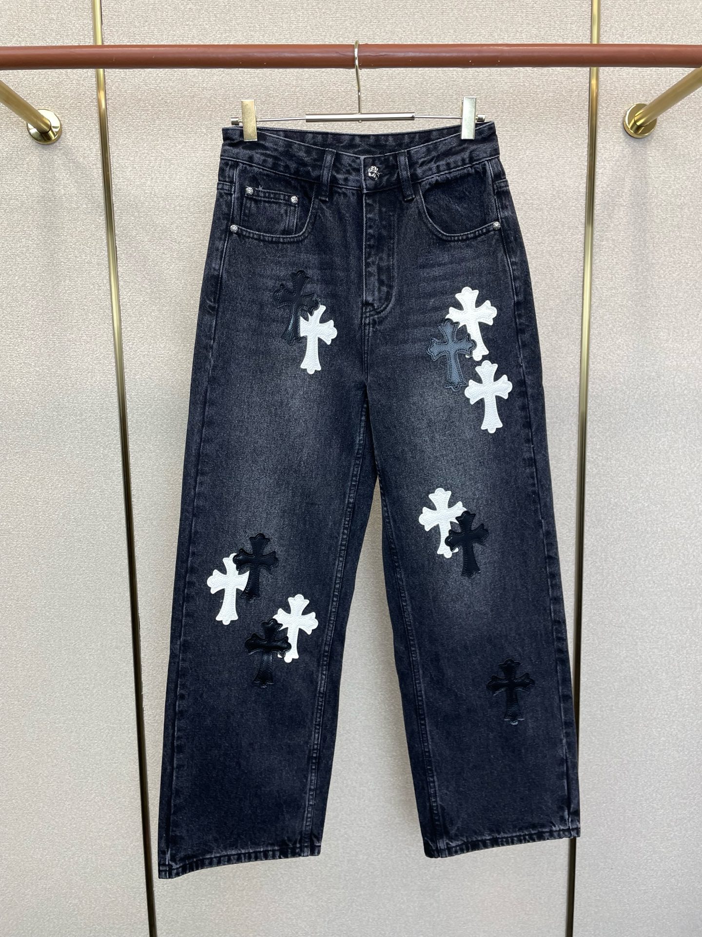 NO:917006,.Chrome Hearts exclusively provides high-end versions of new casual denim straight pants. Custom-made fabrics at the counter. Highly breathable and comfortable, with impeccable details. The brand element design concept reflects high quality. It feels delicate and soft!  It presents a casual cut and the upper body shape is awesome!  Size S-3XL,,chrome hearts,chrome hearts,19860909.Chrome hearts克罗心独家专供新款休闲牛仔直筒裤高端版本 专柜定制面料 透气舒适度高,细节无可挑剔,品牌元素设计理念,体现高品质.手感细腻柔软！呈现休闲裁剪,上身版型超赞！码数S-3XL,,chrome hearts,chrome hearts,,Men's clothing