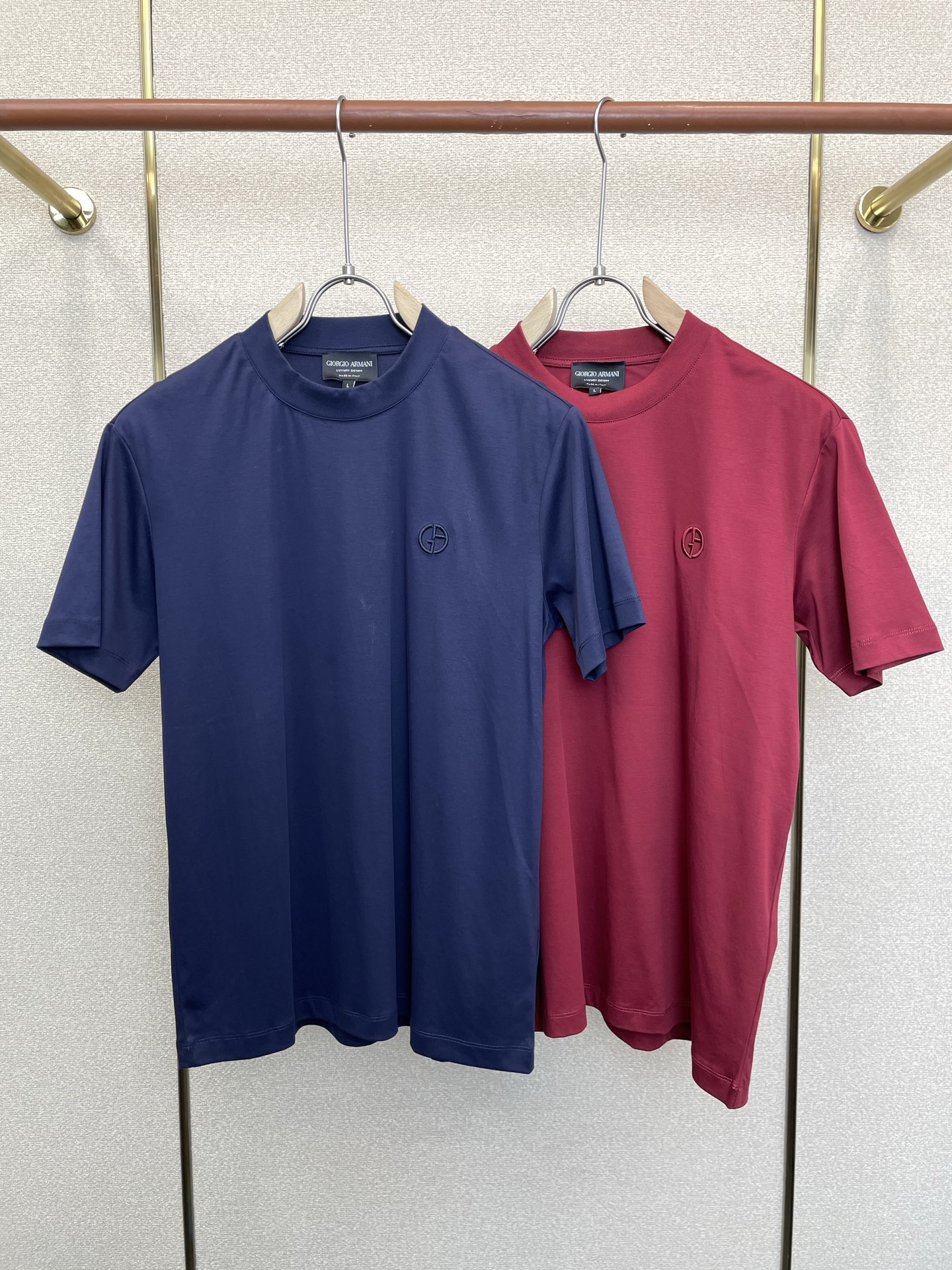 NO:914692,.Armani exclusively supplies new original men's casual round neck short sleeves. High-end customization. High-end version. Fashionable and versatile imported fabrics. Super soft and delicate feel. Skin-friendly and comfortable to wear. High-end boutique. The upper body is finely made by the factory. It is a must-have item for men. Three standards are complete. Size M-3XL,,armani,armani,T-shirt,19860909.Armani阿玛尼独家专供新款原单男士休闲圆领短袖 高端定制 高端版本 时尚百搭爆款进口面料 手感超柔软细腻 穿着亲肤舒适 高端精品 代工厂精细做上身非常赞 男士必备单品 三标齐全 码数M-3XL,,armani,armani,T-shirt,,Men's clothing
