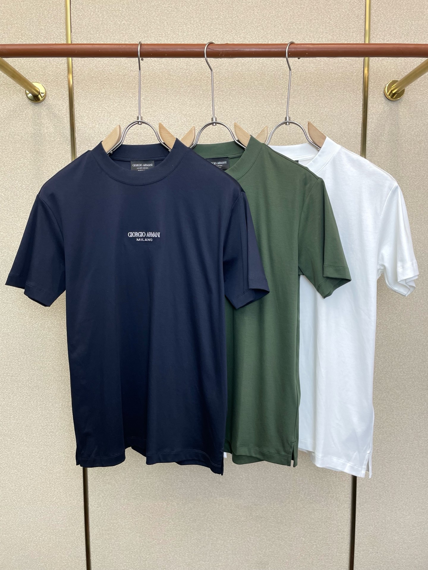 NO:913244,.Armani exclusively supplies new original men's casual short-sleeves. High-end customization. High-end version. Fashionable and versatile imported fabrics. Super soft and delicate feel. Skin-friendly and comfortable to wear. High-end boutique. The upper body is exquisitely made by the factory. Men's must-have items. Three complete standards. Size M-3XL,,armani,armani,T-shirt,19860909.Armani阿玛尼独家专供新款原单男士休闲短袖 高端定制 高端版本 时尚百搭爆款进口面料 手感超柔软细腻 穿着亲肤舒适 高端精品 代工厂精细做上身非常赞 男士必备单品 三标齐全 码数M-3XL,,armani,armani,T-shirt,,Men's clothing