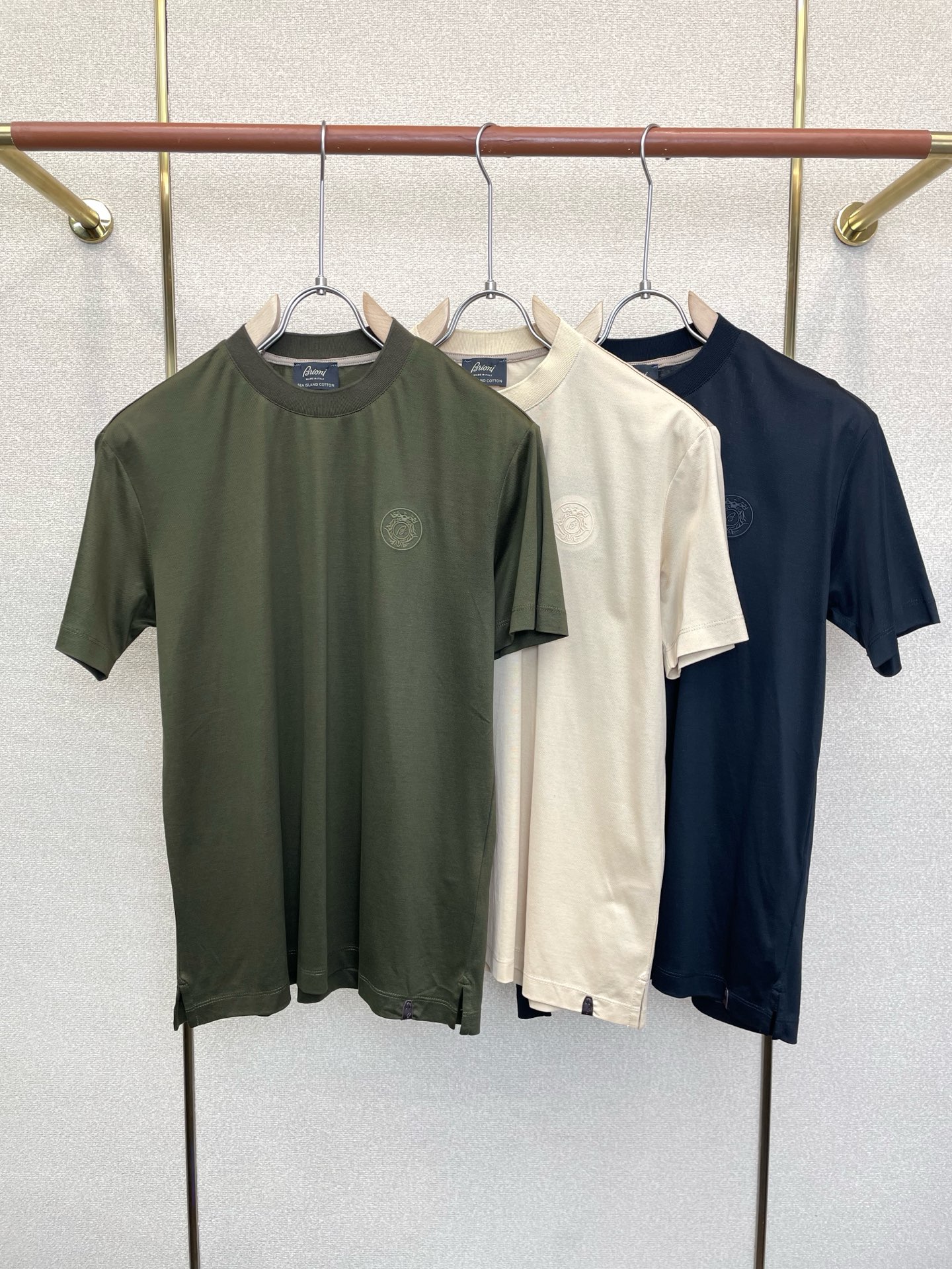 NO:914703,.Brioni exclusively provides new original men's casual round neck short sleeves. High-end customization. High-end version. Fashionable and versatile imported fabrics. Super soft and delicate feel. Skin-friendly and comfortable to wear. High-end boutique. The upper body is made by the factory. It is a must-have item for men. Three complete standards. Size M-3XL, T-shirt,19860909.Brioni布里奥尼独家专供新款原单男士休闲圆领短袖 高端定制 高端版本 时尚百搭爆款进口面料 手感超柔软细腻 穿着亲肤舒适 高端精品 代工厂精细做上身非常赞 男士必备单品 三标齐全 码数M-3XL,,T-shirt,,Men's clothing