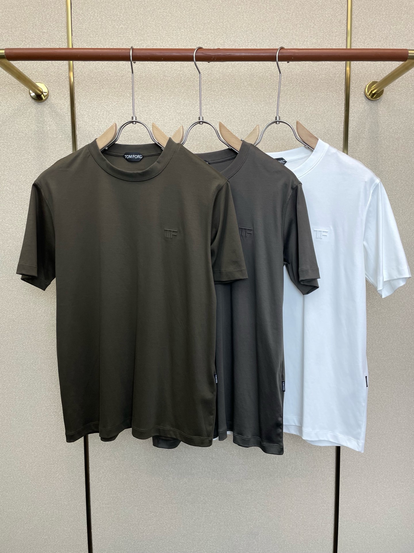 NO:913246,.TOM FORD Tom Ford exclusively provides new original men's casual short-sleeves. High-end customization. High-end version. Fashionable and versatile imported fabrics. Super soft and delicate feel. Skin-friendly and comfortable to wear. High-end boutique. The upper body is finely made by the factory. It is a must-have item for men. Three standards are complete. Size M-3XL,, tom ford, T-shirt,19860909.TOM FORD汤姆福特独家专供新款原单男士休闲短袖 高端定制 高端版本 时尚百搭爆款进口面料 手感超柔软细腻 穿着亲肤舒适 高端精品 代工厂精细做上身非常赞 男士必备单品 三标齐全 码数M-3XL,,tom ford,T-shirt,,Men's clothing
