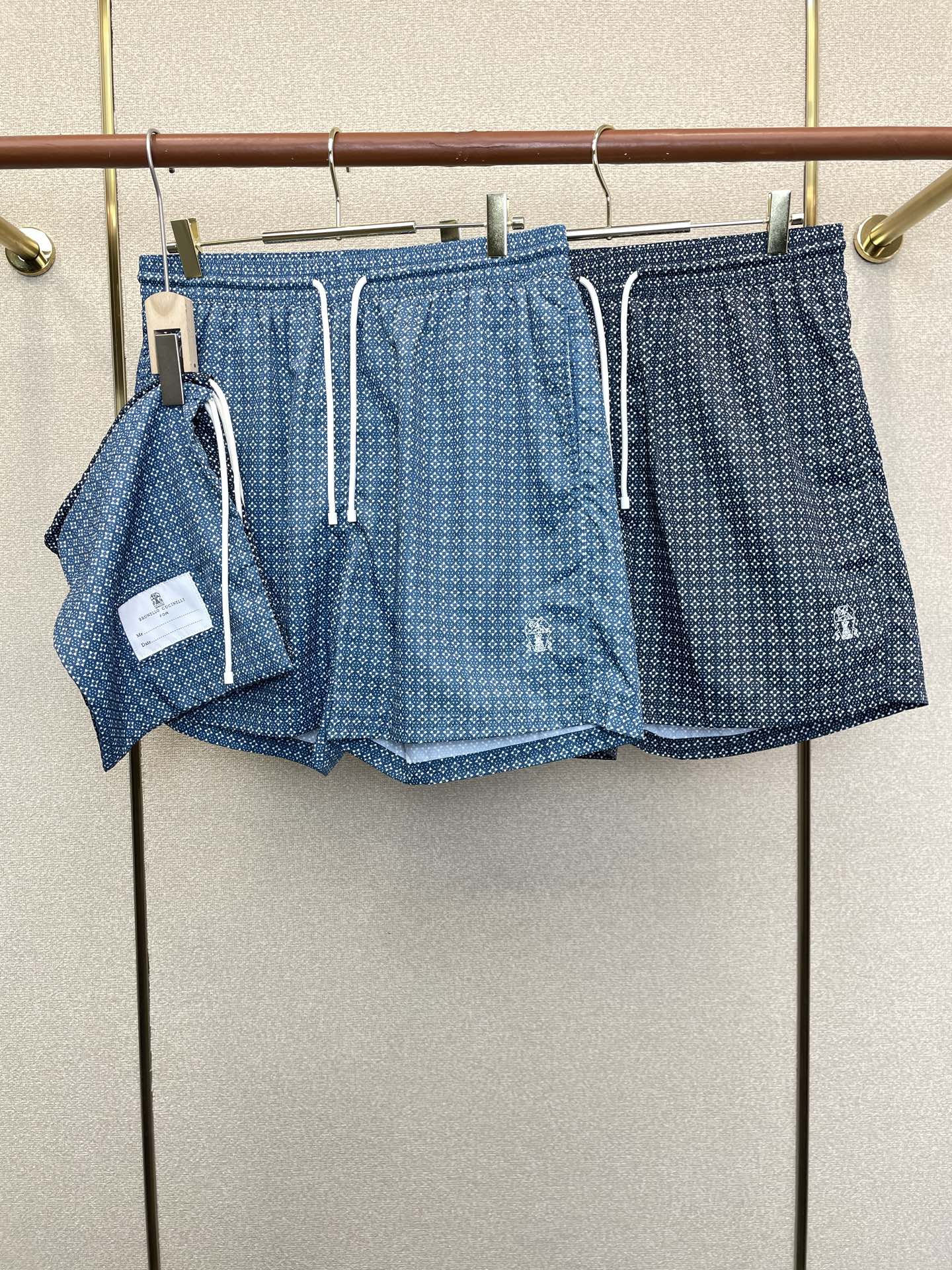 NO:915942,.BC-Brunello Cucineli Brunello Cucineli exclusively offers high-end versions of new casual beach shorts!  Custom-made fabrics at the counter are highly breathable and comfortable, with impeccable details and brand element design concepts, reflecting high quality. It feels delicate and soft!  It presents a casual cut and the upper body shape is awesome!  Size M-3XL,,brunello cucinelli,shorts,19860909.BC-Brunello Cucineli 布鲁内洛·库奇内利独家专供新款休闲沙滩短裤高端版本！专柜定制面料 透气舒适度高,细节无可挑剔,品牌元素设计理念,体现高品质.手感细腻柔软！呈现休闲裁剪,上身版型超赞！码数M-3XL,,brunello cucinelli,shorts,,Men's clothing