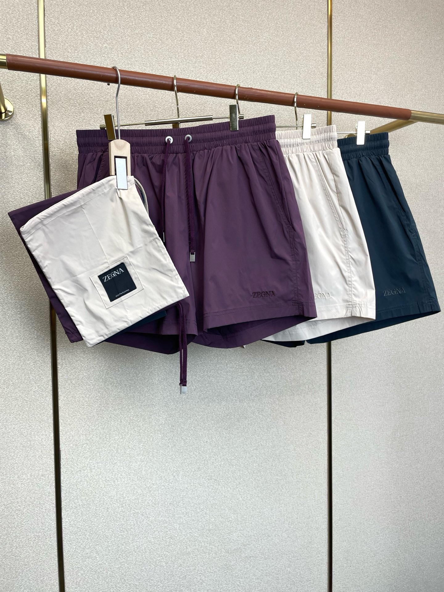 NO:915945,.ZEGNA exclusively offers high-end versions of new casual beach shorts!  Custom-made fabrics at the counter are highly breathable and comfortable, with impeccable details and brand element design concepts, reflecting high quality. It feels delicate and soft!  It presents a casual cut and the upper body shape is awesome!  Size M-3XL,,zegna,shorts,19860909.ZEGNA杰尼亚独家专供新款休闲沙滩短裤高端版本！专柜定制面料 透气舒适度高,细节无可挑剔,品牌元素设计理念,体现高品质.手感细腻柔软！呈现休闲裁剪,上身版型超赞！码数M-3XL,,zegna,shorts,,Men's clothing