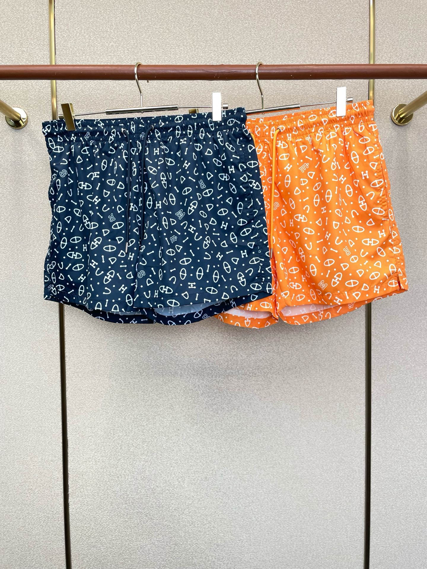 NO:914662,.HERMES exclusive high-end version of new casual beach shorts!  Custom-made fabrics at the counter are highly breathable and comfortable, with impeccable details and brand element design concepts, reflecting high quality. It feels delicate and soft!  It presents a casual cut and the upper body shape is awesome!  Size M-3XL,,hermes,hermes,shorts,19860909.HERMES爱马仕独家专供新款休闲沙滩短裤高端版本！专柜定制面料 透气舒适度高,细节无可挑剔,品牌元素设计理念,体现高品质.手感细腻柔软！呈现休闲裁剪,上身版型超赞！码数M-3XL,,hermes,hermes,shorts,,Men's clothing