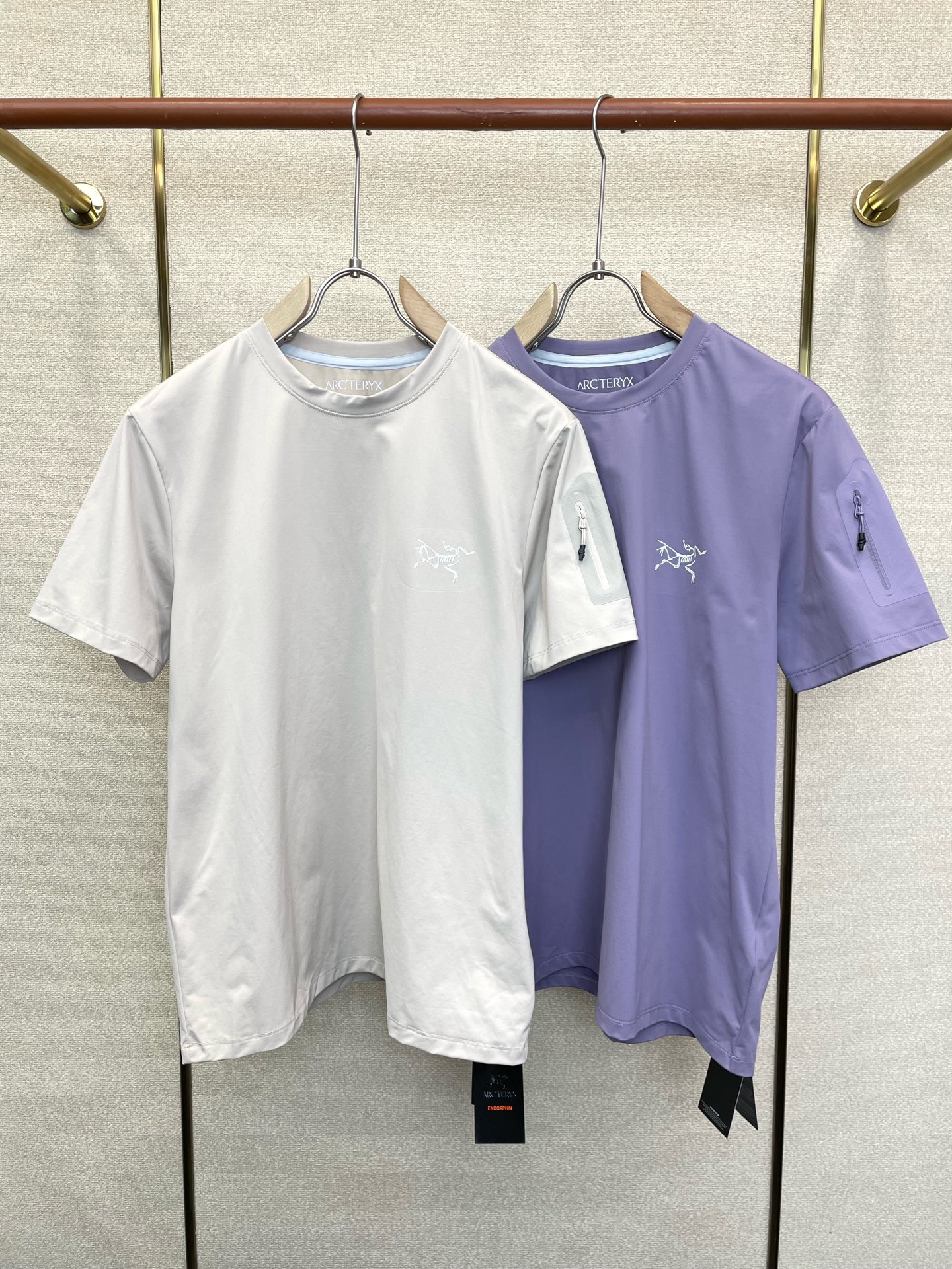 NO:914694,.Arc’teryx exclusively provides the new casual quick-drying short-sleeved high-end version!  Custom-made fabrics at the counter are highly breathable and comfortable, with impeccable details and brand element design concepts, reflecting high quality. It feels delicate and soft!  It presents a casual cut and the upper body shape is awesome!  Size M-3XL,arc'teryx,T-shirt,19860909.Arc’teryx始祖鸟独家专供新款休闲速干短袖 高端版本！专柜定制面料 透气舒适度高,细节无可挑剔,品牌元素设计理念,体现高品质.手感细腻柔软！呈现休闲裁剪,上身版型超赞！码数M-3XL,arc'teryx,T-shirt,,Men's clothing