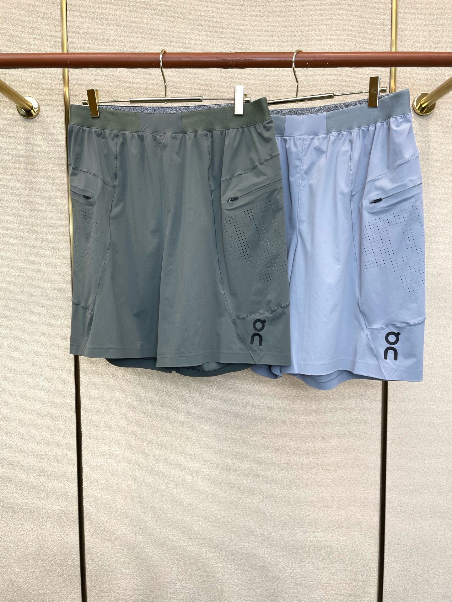 NO:914659,.On Running exclusively offers high-end versions of new casual quick-drying shorts!  Custom-made fabrics at the counter are highly breathable and comfortable, with impeccable details and brand element design concepts, reflecting high quality. It feels delicate and soft!  It presents a casual cut and the upper body shape is awesome!  Size M-3XL,,shorts,19860909.On Running昂跑独家专供新款休闲速干短裤高端版本！专柜定制面料 透气舒适度高,细节无可挑剔,品牌元素设计理念,体现高品质.手感细腻柔软！呈现休闲裁剪,上身版型超赞！码数M-3XL,,shorts,,Men's clothing