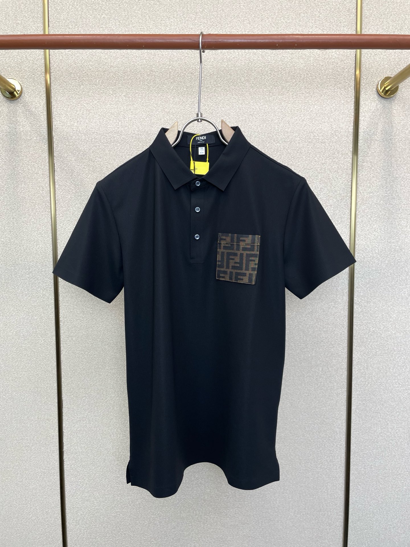 NO:913248,.FENDI Fendi exclusively provides new original men's casual short sleeves. High-end customization. High-end version. Fashionable and versatile imported fabrics. Super soft and delicate feel. Skin-friendly and comfortable to wear. High-end boutique. The upper body is exquisitely made by the factory. A must-have item for men. Three complete standards. Size M-4XL,,fendi,fendi, T-shirt,19860909.FENDI芬迪独家专供新款原单男士休闲短袖 高端定制 高端版本 时尚百搭爆款进口面料 手感超柔软细腻 穿着亲肤舒适 高端精品 代工厂精细做上身非常赞 男士必备单品 三标齐全 码数M-4XL,,fendi,fendi,T-shirt,,Men's clothing