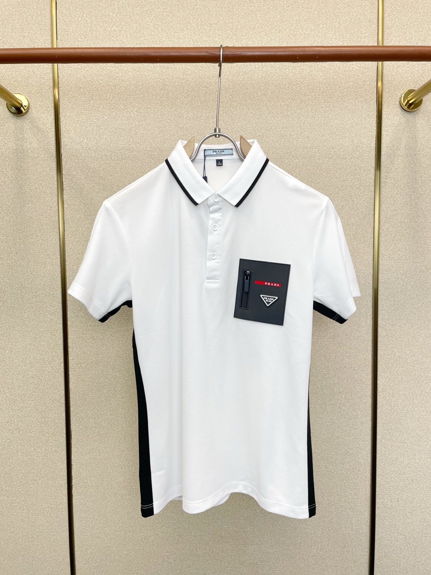 NO:929067,.Prada's new and popular men's casual short-sleeved original model, high-end customization, high-end version, fashionable and versatile, popular imported fabrics, super soft and delicate to the touch, skin-friendly and comfortable to wear, high-end boutique, exquisite upper body made by the factory, very good, a must-have item for men, complete with three standards, size M-4XL,, prada, prada, T-shirt,19860909.Prada普拉达砸锅卖铁都要上的新款新款原单男士休闲短袖 高端定制 高端版本 时尚百搭爆款进口面料 手感超柔软细腻 穿着亲肤舒适 高端精品 代工厂精细做上身非常赞 男士必备单品 三标齐全 码数M-4XL,,prada,prada,T-shirt,,Men's clothing