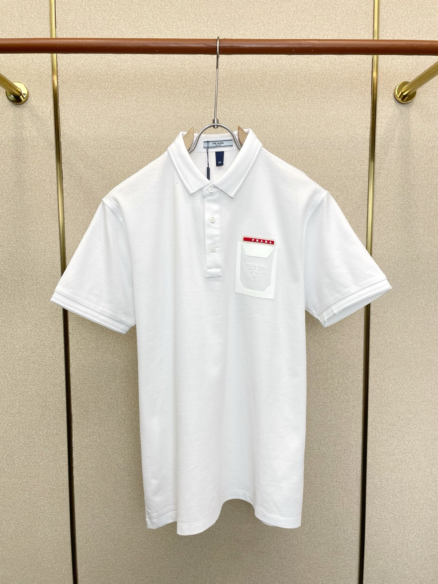NO:913250,.Prada exclusively supplies new original men's casual short-sleeves, high-end customization, high-end version, fashionable and versatile imported fabrics, super soft and delicate to the touch, skin-friendly and comfortable to wear, high-end boutique, the upper body is exquisitely made by the factory, a must-have item for men, complete with three standards, size M-4XL,, prada, prada, T-shirt,19860909.Prada普拉达独家专供新款原单男士休闲短袖 高端定制 高端版本 时尚百搭爆款进口面料 手感超柔软细腻 穿着亲肤舒适 高端精品 代工厂精细做上身非常赞 男士必备单品 三标齐全 码数M-4XL,,prada,prada,T-shirt,,Men's clothing