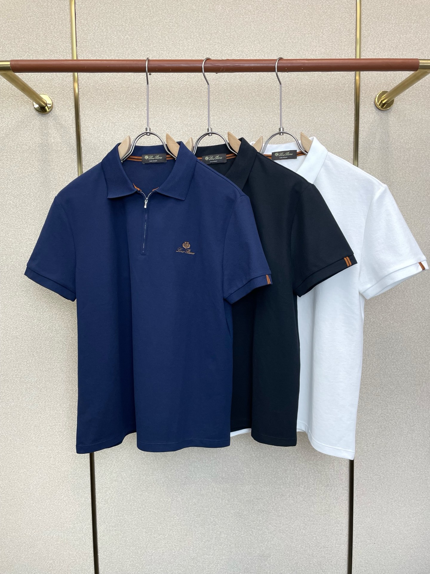 NO:914693,.LP-Loro Piana is exclusively for men's casual short-sleeved new styles. High-end customization. High version. Fashionable and versatile imported fabrics. Super soft and delicate feel. Skin-friendly and comfortable to wear. High-end boutique. The upper body is finely made by the factory. It is a must-have item for men. Three standards are complete. Size M-4XL,,loro piana,loro piana,T-shirt,19860909.LP-Loro Piana诺悠翩雅独家专供新款原单男士休闲短袖 高端定制 高版本 时尚百搭爆款进口面料 手感超柔软细腻 穿着亲肤舒适 高端精品 代工厂精细做上身非常赞 男士必备单品 三标齐全 码数M-4XL,,loro piana,loro piana,T-shirt,,Men's clothing