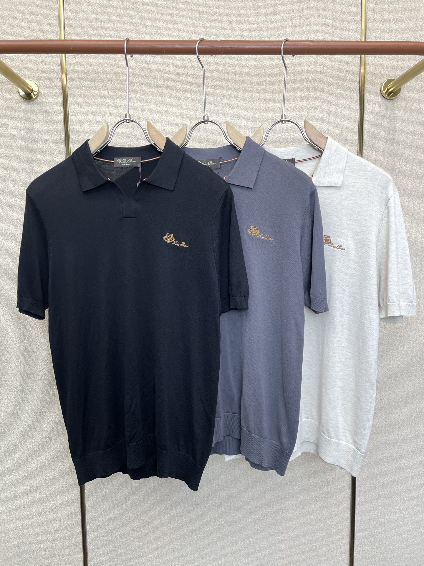 NO:914699,.LP-Loro Piana exclusively provides new original men's casual knitted short-sleeves. High-end customization. High version. Fashionable and versatile imported fabrics. Super soft and delicate feel. Skin-friendly and comfortable to wear. High-end boutique. The upper body is exquisitely made by the factory. Men's must-have items. Three standards are complete. Size M-4XL,, loro piana, loro piana, T-shirt,19860909.LP-Loro Piana诺悠翩雅独家专供新款原单男士休闲针织短袖 高端定制 高版本 时尚百搭爆款进口面料 手感超柔软细腻 穿着亲肤舒适 高端精品 代工厂精细做上身非常赞 男士必备单品 三标齐全 码数M-4XL,,loro piana,loro piana,T-shirt,,Men's clothing