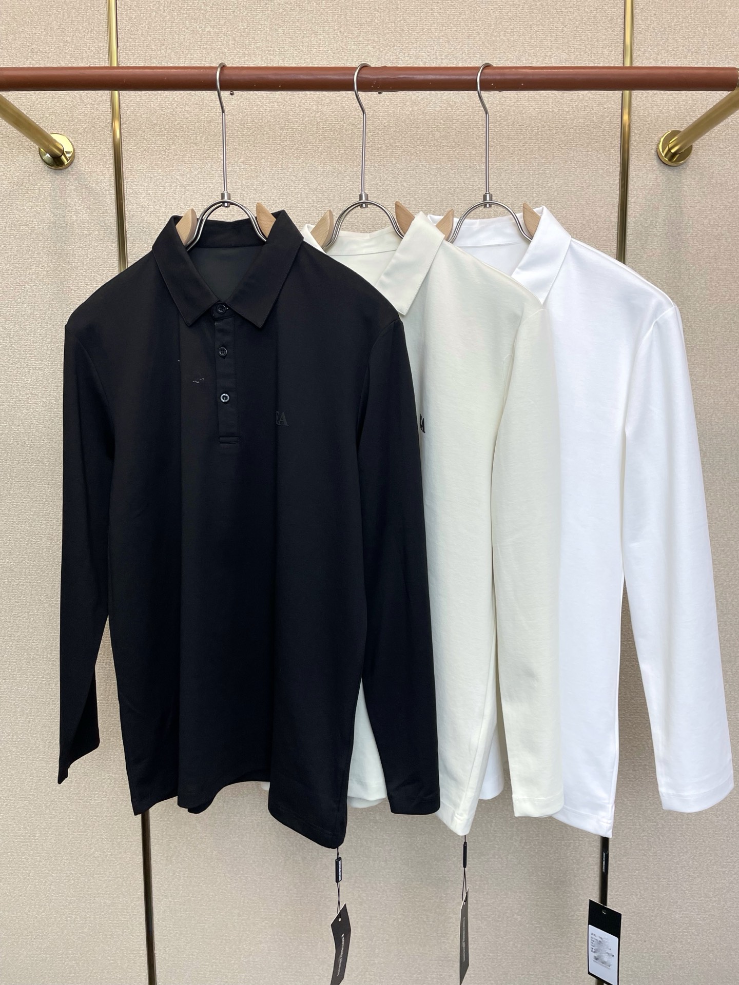 NO:915940,.ARMANI exclusive exclusive supply of new original men's casual long sleeves, high-end customization, high-end version, fashionable and versatile imported fabrics, super soft and delicate to the touch, skin-friendly and comfortable to wear, high-end boutique, the upper body is exquisitely made by the OEM, a must-have item for men, complete with three standards, size M-6XL,,armani,armani,19860909.ARMANI阿玛尼独家专供新款原单男士休闲长袖 高端定制 高端版本 时尚百搭爆款进口面料 手感超柔软细腻 穿着亲肤舒适 高端精品 代工厂精细做上身非常赞 男士必备单品 三标齐全 码数M-6XL,,armani,armani,,Men's clothing