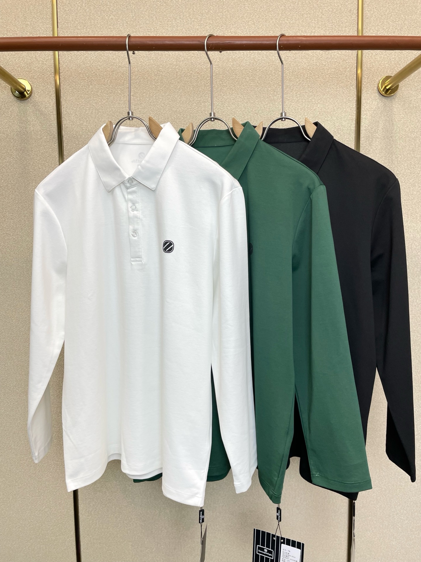 NO:915943,.ZEGNA Zegna exclusively provides new original men's casual long sleeves. High-end customization. High-end version. Fashionable and versatile imported fabrics. Super soft and delicate feel. Skin-friendly and comfortable to wear. High-end boutique. The upper body is exquisitely made by the factory. A must-have item for men. Three complete standards. Size M-6XL,,zegna,19860909.ZEGNA杰尼亚独家专供新款原单男士休闲长袖 高端定制 高端版本 时尚百搭爆款进口面料 手感超柔软细腻 穿着亲肤舒适 高端精品 代工厂精细做上身非常赞 男士必备单品 三标齐全 码数M-6XL,,zegna,,Men's clothing