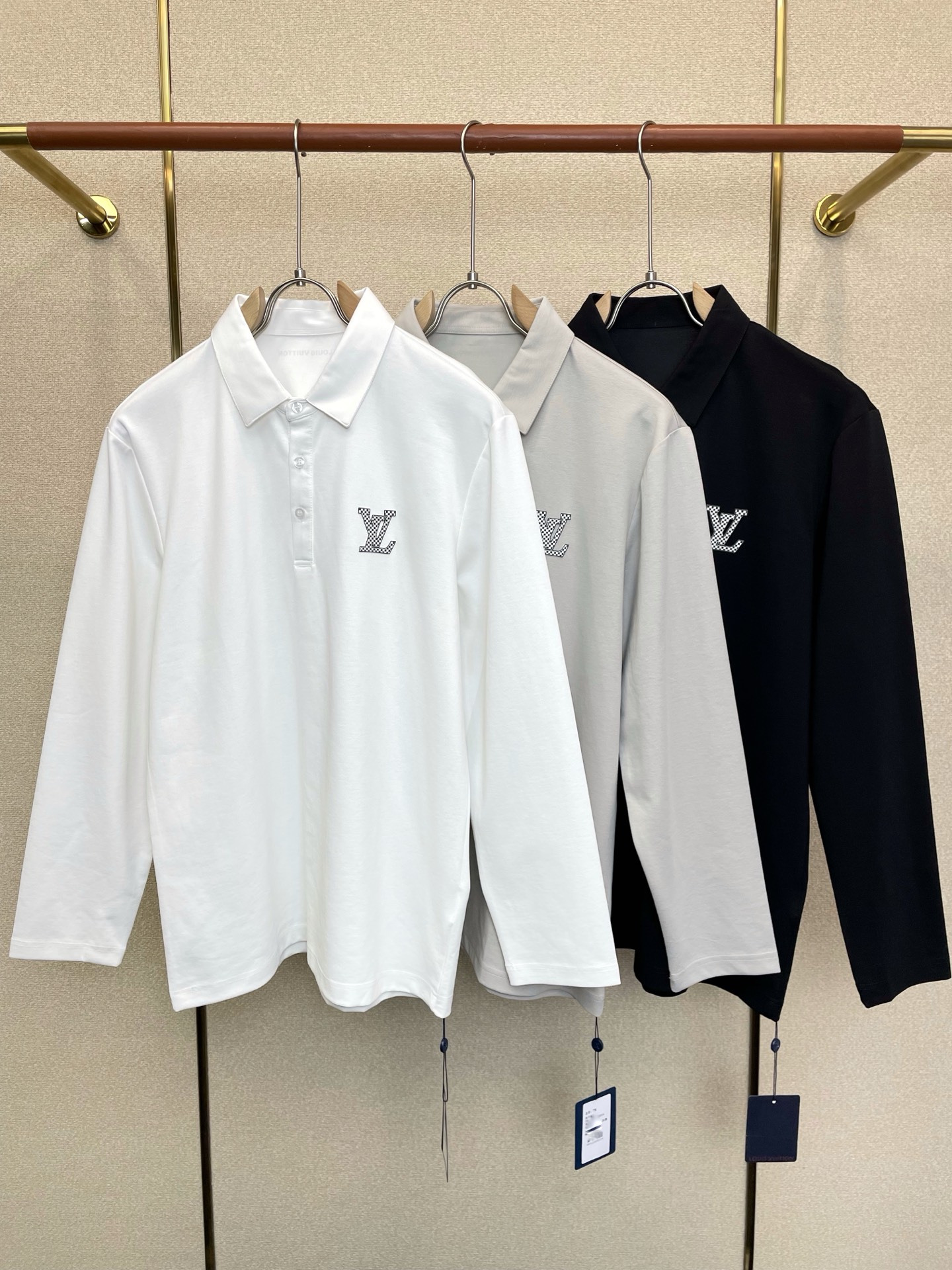 NO:914677,.Louis Vuitton Louis Vuitton exclusively supplies new original men's casual long sleeves. High-end customization. High-end version. Fashionable and versatile imported fabrics. Super soft and delicate feel. Skin-friendly and comfortable to wear. High-end boutique. The upper body is finely made by the factory. It is a must-have item for men. Three standards are complete. Size M-6XL,,louis vuitton,louis vuitton,19860909.Louis Vuitton路易威登独家专供新款原单男士休闲长袖 高端定制 高端版本 时尚百搭爆款进口面料 手感超柔软细腻 穿着亲肤舒适 高端精品 代工厂精细做上身非常赞 男士必备单品 三标齐全 码数M-6XL,,louis vuitton,louis vuitton,,Men's clothing