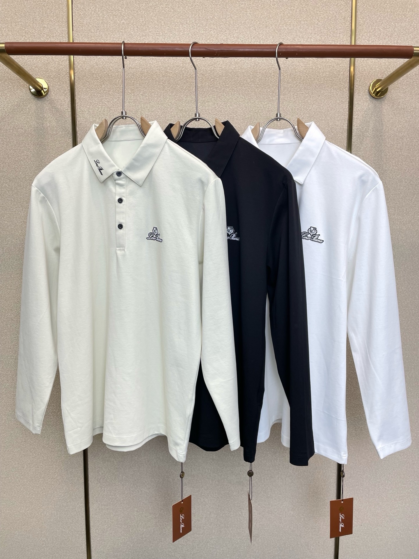 NO:914680,.LP-Loro Piana is exclusively for new men's casual long-sleeved products. High-end customization. High-end version. Fashionable and versatile imported fabrics. Super soft and delicate feel. Skin-friendly and comfortable to wear. High-end boutique. The upper body is finely made by the factory. It is a must-have item for men. Three standards are complete. Size M-6XL,,loro piana,loro piana,19860909.LP-Loro Piana诺悠翩雅独家专供新款原单男士休闲长袖 高端定制 高端版本 时尚百搭爆款进口面料 手感超柔软细腻 穿着亲肤舒适 高端精品 代工厂精细做上身非常赞 男士必备单品 三标齐全 码数M-6XL,,loro piana,loro piana,,Men's clothing