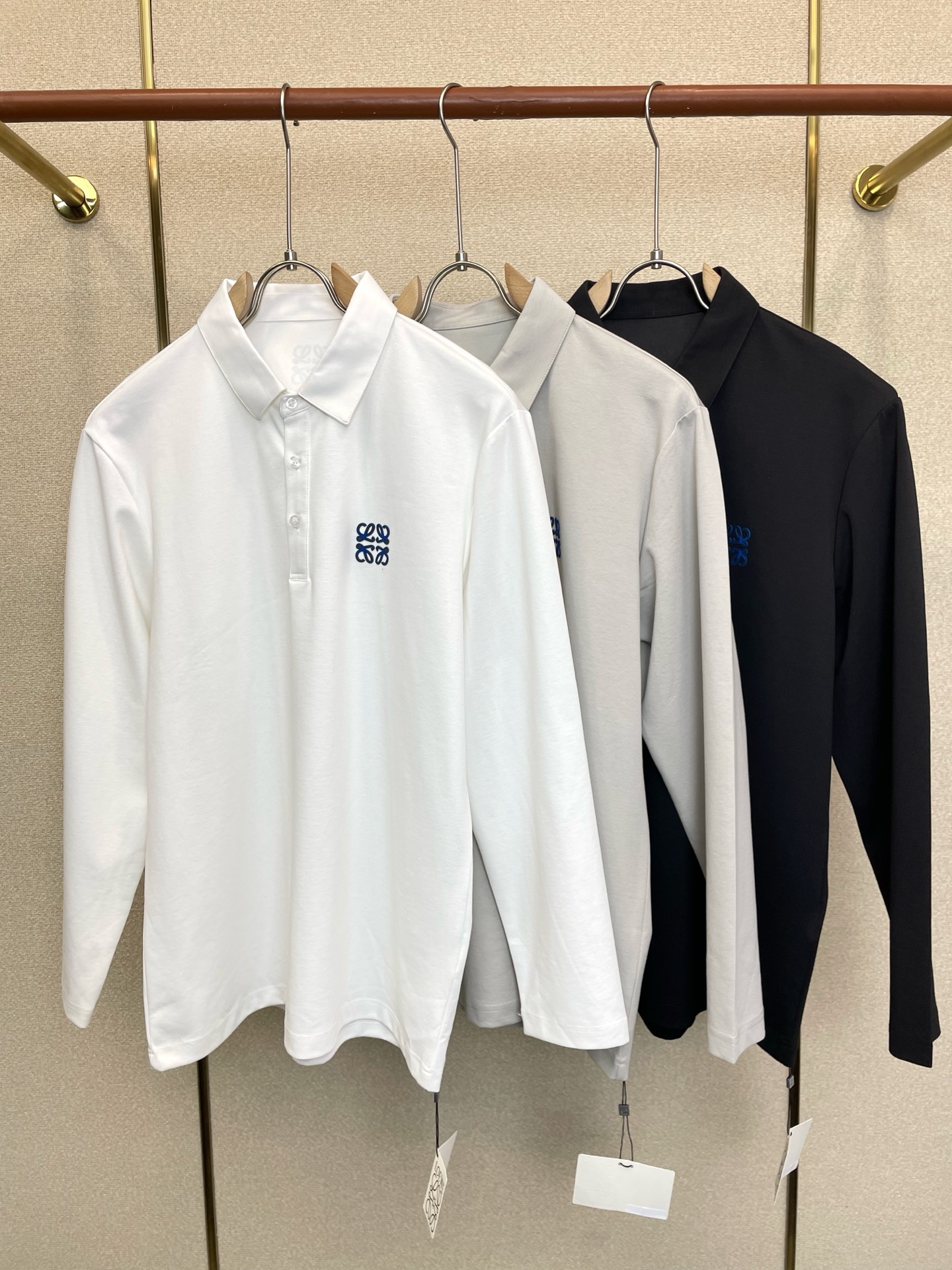 NO:915949,.LOEWE exclusively supplies new original men's casual long sleeves, high-end customization, high-end version, fashionable and versatile imported fabrics, super soft and delicate to the touch, skin-friendly and comfortable to wear, high-end boutique, the upper body is exquisitely made by the factory, a must-have item for men, complete with three standards, size M-6XL,,loewe,loewe,19860909.LOEWE罗意威独家专供新款原单男士休闲长袖 高端定制 高端版本 时尚百搭爆款进口面料 手感超柔软细腻 穿着亲肤舒适 高端精品 代工厂精细做上身非常赞 男士必备单品 三标齐全 码数M-6XL,,loewe,loewe,,Men's clothing
