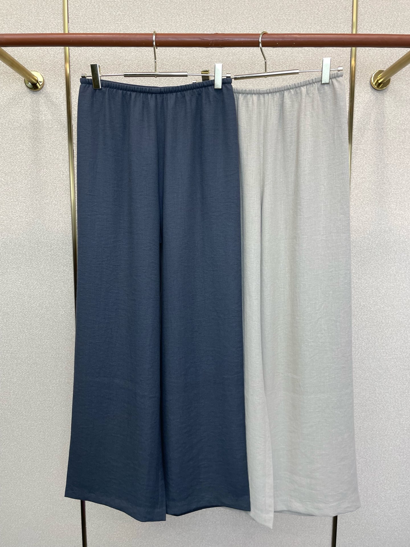 NO:915971,.THE ROW exclusively provides new women's casual linen pants, imported silk and linen gala pants, high-end version!  Unique design, counter-customized fabrics, highly breathable and comfortable, wear-resistant and wrinkle-resistant!  Impeccable details, brand element design concept, reflecting high quality. It feels delicate and soft!  It presents a casual cut and the upper body shape is awesome!  Size S-XL,,19860909.THE ROW独家专供新款女装休闲亚麻裤 进口丝麻gala裤 高端版本！独特设计 专柜定制面料 透气舒适度高,耐磨抗皱！细节无可挑剔,品牌元素设计理念,体现高品质.手感细腻柔软！呈现休闲裁剪,上身版型超赞！码数S-XL,,,Men's clothing