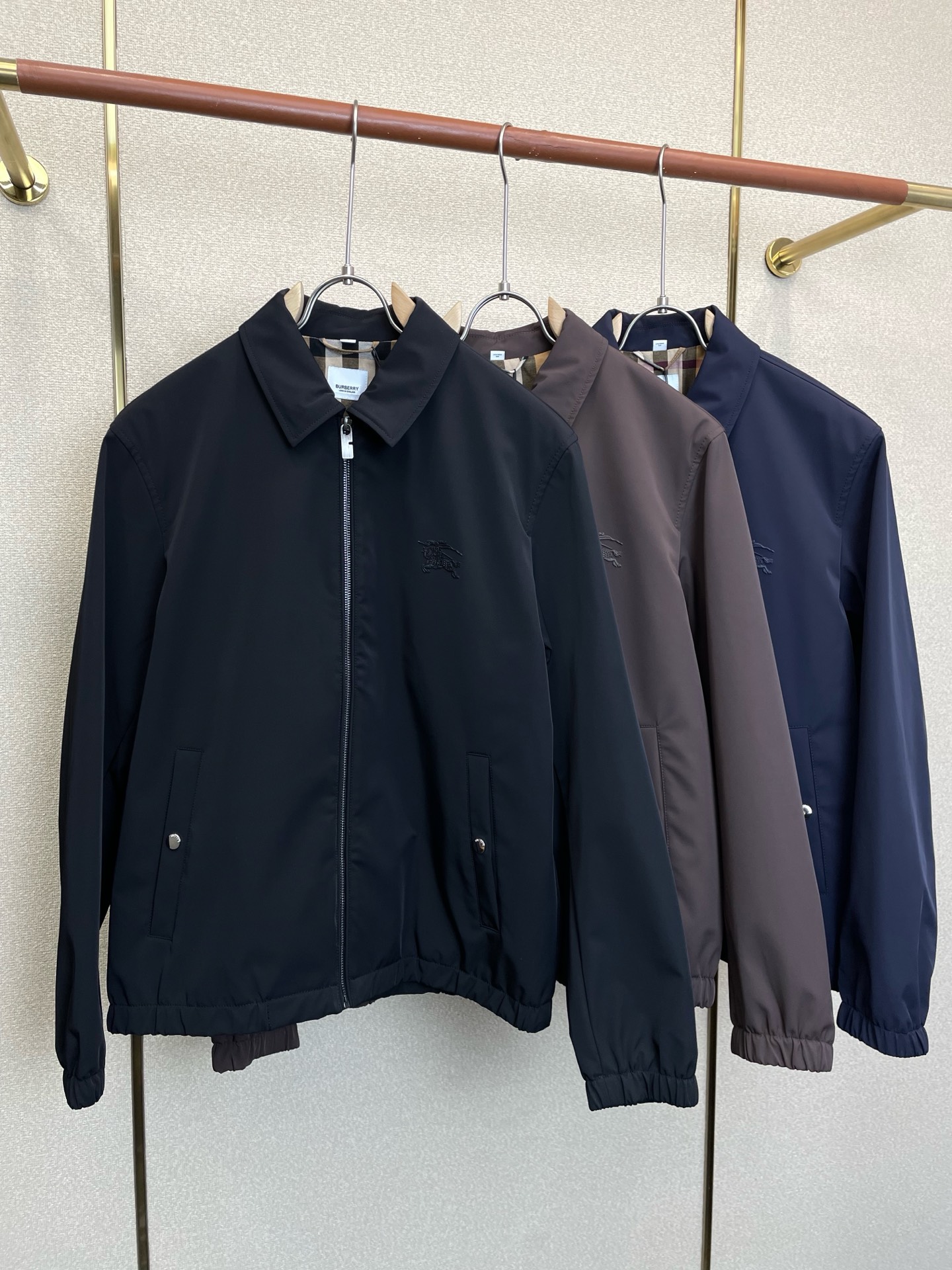 NO:915978,.Burberry exclusively provides new original men's casual lapel jackets. High-end customization. High-end version. Fashionable and versatile imported fabrics. Super soft and delicate feel. Skin-friendly and comfortable to wear. High-end boutique. The upper body is exquisitely made by the factory. A must-have item for men. Three complete standards. Size M-3XL,,burberry,burberry,jackets & coats,19860909.Burberry巴宝莉独家专供新款原单男士休闲翻领夹克 高端定制 高端版本 时尚百搭爆款进口面料 手感超柔软细腻 穿着亲肤舒适 高端精品 代工厂精细做上身非常赞 男士必备单品 三标齐全 码数M-3XL,,burberry,burberry,jackets & coats,,Men's clothing