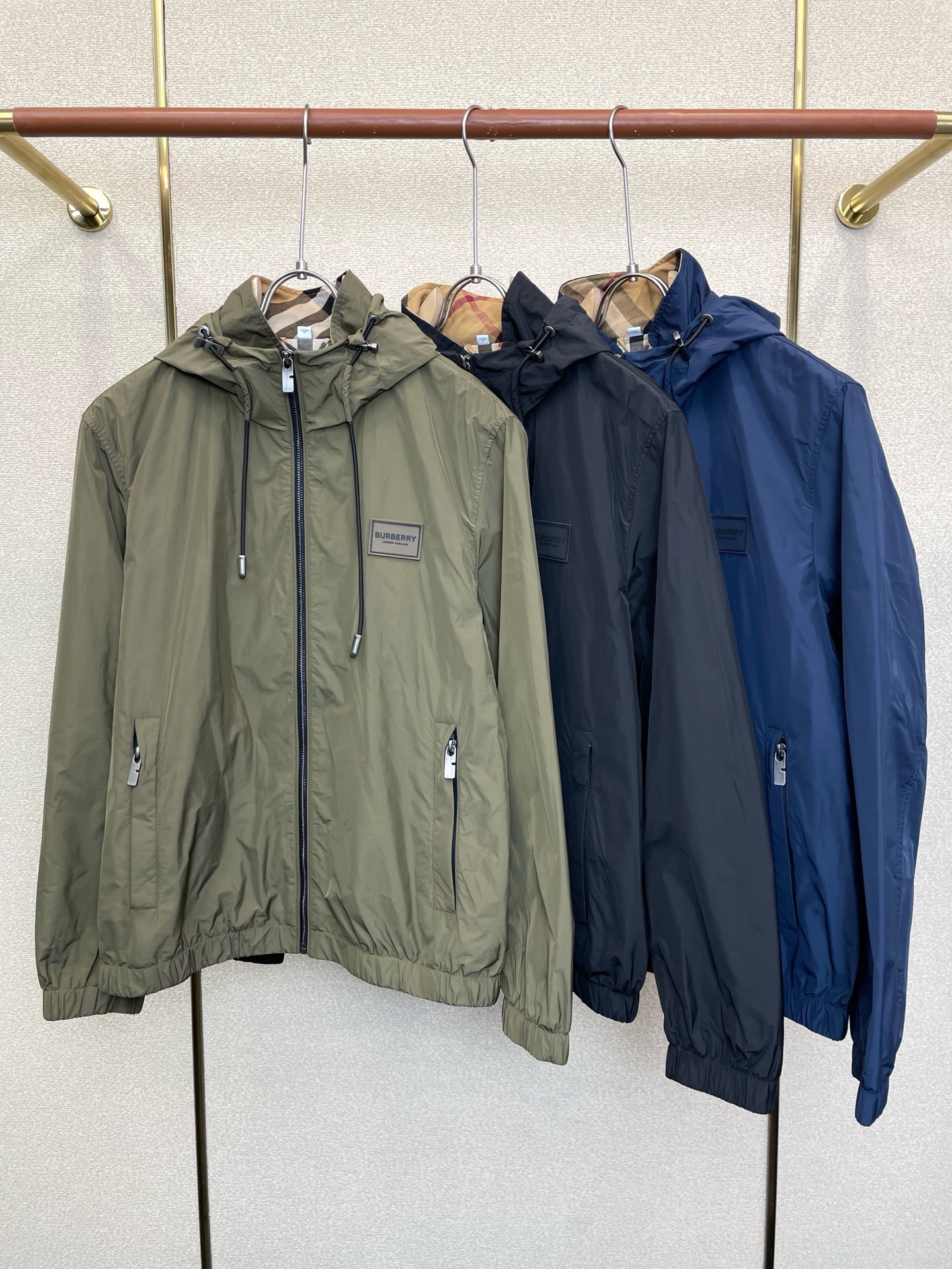 NO:915980,.Burberry exclusively offers new original men's casual hooded jackets. High-end customization. High-end version. Fashionable and versatile imported fabrics. Super soft and delicate feel. Skin-friendly and comfortable to wear. High-end boutique. The upper body is exquisitely made by the factory. A must-have item for men. Three complete standards. Size M-3XL,,burberry,burberry,jackets & coats,hats,19860909.Burberry巴宝莉独家专供新款原单男士休闲连帽夹克 高端定制 高端版本 时尚百搭爆款进口面料 手感超柔软细腻 穿着亲肤舒适 高端精品 代工厂精细做上身非常赞 男士必备单品 三标齐全 码数M-3XL,,burberry,burberry,jackets & coats,hats,,Men's clothing