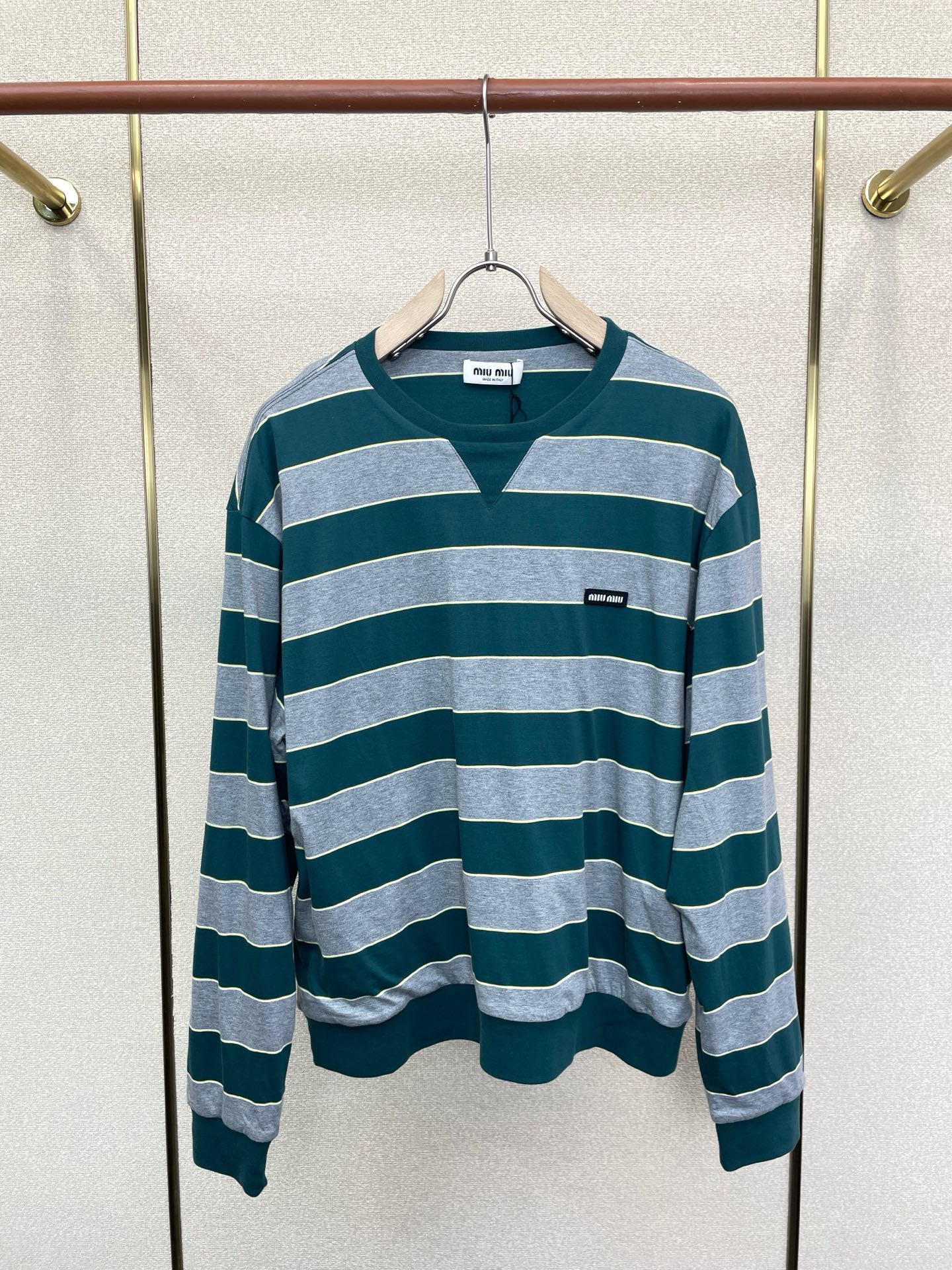 NO:915976,.Miumiu exclusively provides new original men's casual long sleeves. High-end customization. High-end version. Fashionable and versatile imported fabrics. Super soft and delicate feel. Skin-friendly and comfortable to wear. High-end boutique. The upper body is exquisitely made by the factory. A must-have item for men. Three complete standards. Size S-XL,,miumiu,19860909.Miumiu谬谬独家专供新款原单男士休闲长袖 高端定制 高端版本 时尚百搭爆款进口面料 手感超柔软细腻 穿着亲肤舒适 高端精品 代工厂精细做上身非常赞 男士必备单品 三标齐全 码数S-XL,,miumiu,,Men's clothing