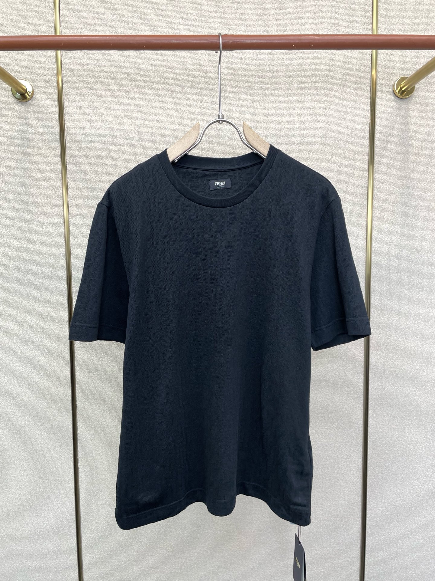 NO:915970,.FENDI Fendi exclusively provides new original men's casual short sleeves, jacquard short sleeves, high-end customization, high-end version, fashionable and versatile, popular imported fabrics, super soft and delicate to the touch, skin-friendly and comfortable to wear, high-end boutique, exquisite upper body made by the factory, very good, a must-have item for men, complete with three standards, size S-XL,,fendi,fendi, T-shirt,19860909.FENDI芬迪独家专供新款原单男士休闲短袖 提花短袖 高端定制 高端版本 时尚百搭爆款进口面料 手感超柔软细腻 穿着亲肤舒适 高端精品 代工厂精细做上身非常赞 男士必备单品 三标齐全 码数S-XL,,fendi,fendi,T-shirt,,Men's clothing