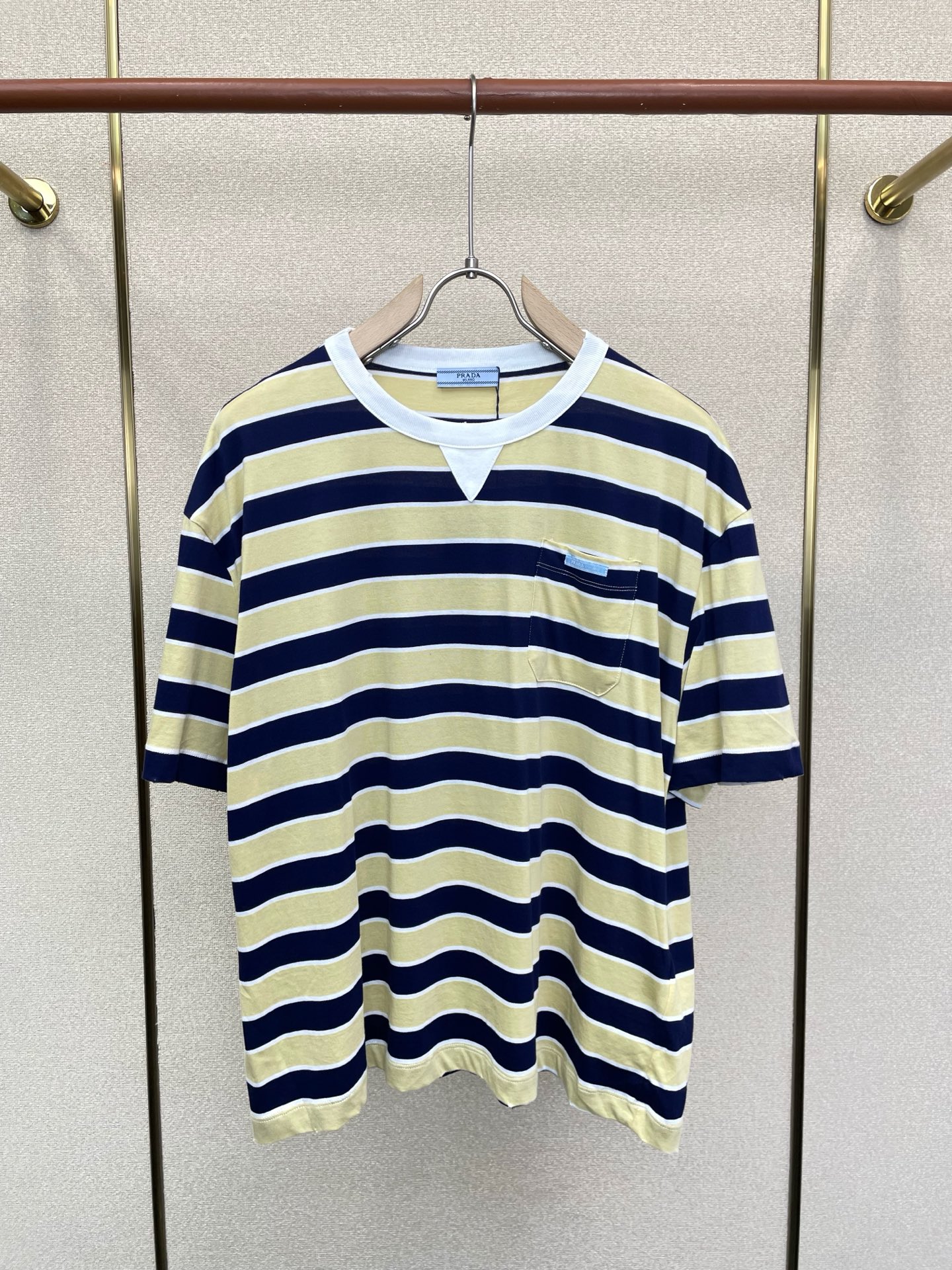 NO:915972,.Prada exclusively supplies new original men's casual short sleeves. High-end customization. High-end version. Fashionable and versatile imported fabrics. Super soft and delicate feel. Skin-friendly and comfortable to wear. High-end boutique. The upper body is exquisitely made by the factory. A must-have item for men. Complete with three standards. Size 36-42, prada, prada, T-shirt,19860909.Prada普拉达独家专供新款原单男士休闲短袖 高端定制 高端版本 时尚百搭爆款进口面料 手感超柔软细腻 穿着亲肤舒适 高端精品 代工厂精细做上身非常赞 男士必备单品 三标齐全 码数36-42,,prada,prada,T-shirt,,Men's clothing