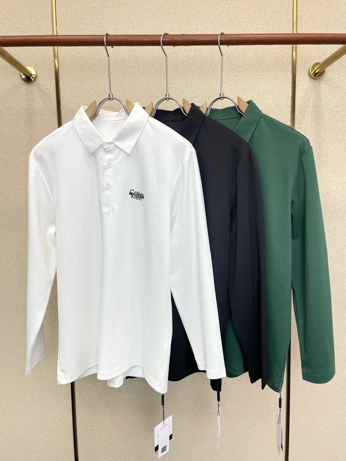 NO:917029,.Calvin Klein exclusively offers new original men's casual long sleeves. High-end customization. High-end version. Fashionable and versatile imported fabrics. Super soft and delicate feel. Skin-friendly and comfortable to wear. High-end boutique. The upper body is exquisitely made by the factory. A must-have item for men. Complete with three standards. Size M-6XL, Louis Vuitton,19860909.Calvin Klein独家专供新款原单男士休闲长袖 高端定制 高端版本 时尚百搭爆款进口面料 手感超柔软细腻 穿着亲肤舒适 高端精品 代工厂精细做上身非常赞 男士必备单品 三标齐全 码数M-6XL,,louis vuitton,,Men's clothing