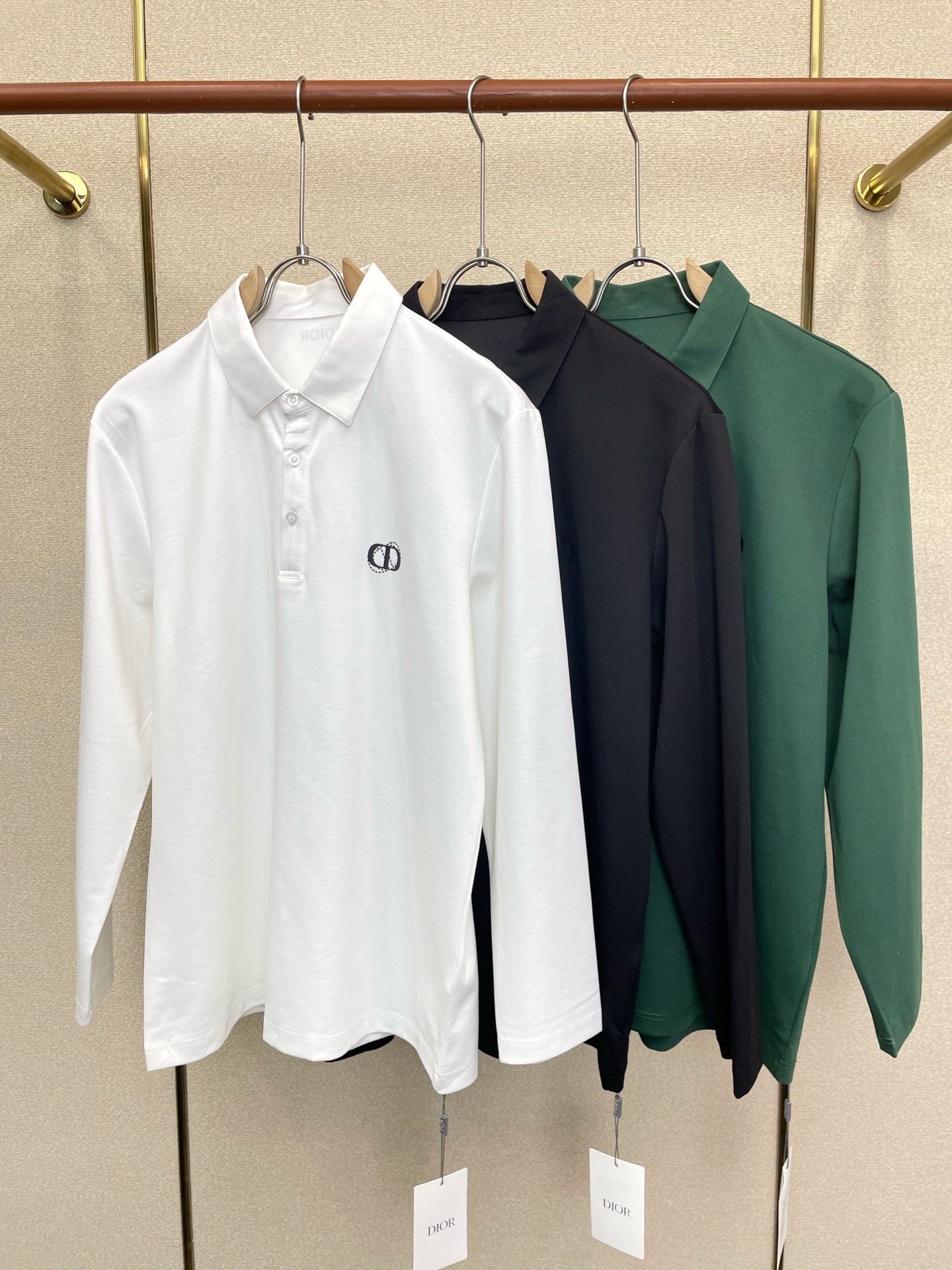 NO:917035,.Dior Dior exclusively provides new original men's casual long sleeves. High-end customization. High-end version. Fashionable and versatile imported fabrics. Super soft and delicate feel. Skin-friendly and comfortable to wear. High-end boutique. The upper body is exquisitely made by the factory. A must-have item for men. Complete with three standards. Size M-6XL,, dior, dior,19860909.Dior迪奥独家专供新款原单男士休闲长袖 高端定制 高端版本 时尚百搭爆款进口面料 手感超柔软细腻 穿着亲肤舒适 高端精品 代工厂精细做上身非常赞 男士必备单品 三标齐全 码数M-6XL,,dior,dior,,Men's clothing