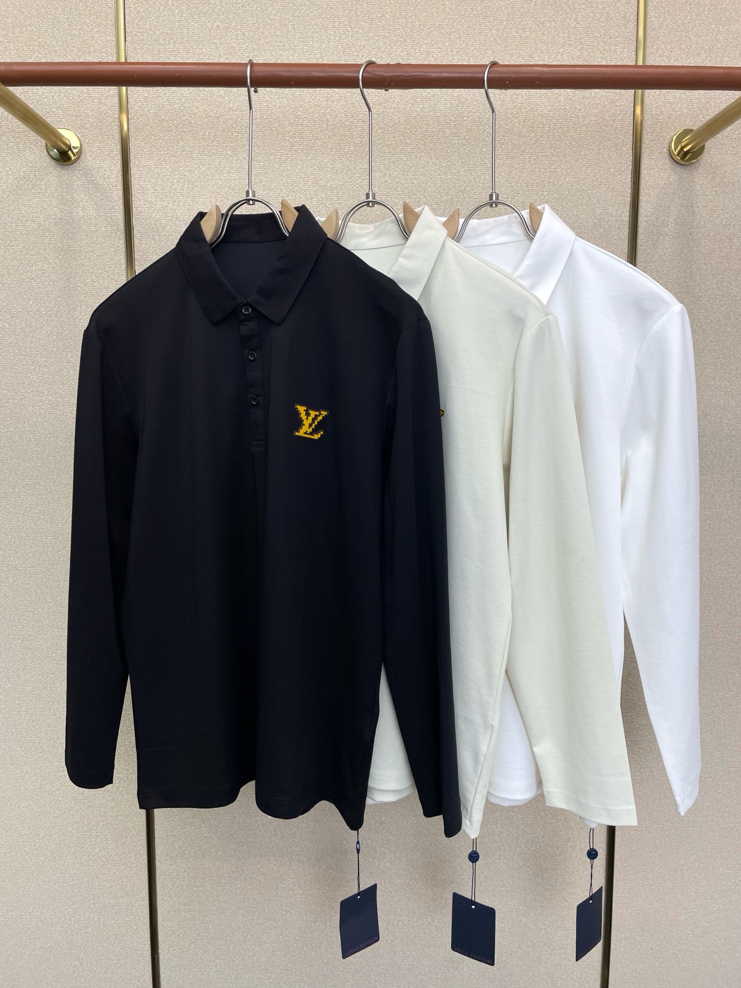 NO:917988,.Louis Vuitton Louis Vuitton exclusively supplies new original men's casual long sleeves. High-end customization. High-end version. Fashionable and versatile imported fabrics. Super soft and delicate feel. Skin-friendly and comfortable to wear. High-end boutique. The upper body is finely made by the factory. It is a must-have item for men. Three standards are complete. Size M-6XL,,louis vuitton,louis vuitton,19860909.Louis Vuitton路易威登独家专供新款原单男士休闲长袖 高端定制 高端版本 时尚百搭爆款进口面料 手感超柔软细腻 穿着亲肤舒适 高端精品 代工厂精细做上身非常赞 男士必备单品 三标齐全 码数M-6XL,,louis vuitton,louis vuitton,,Men's clothing