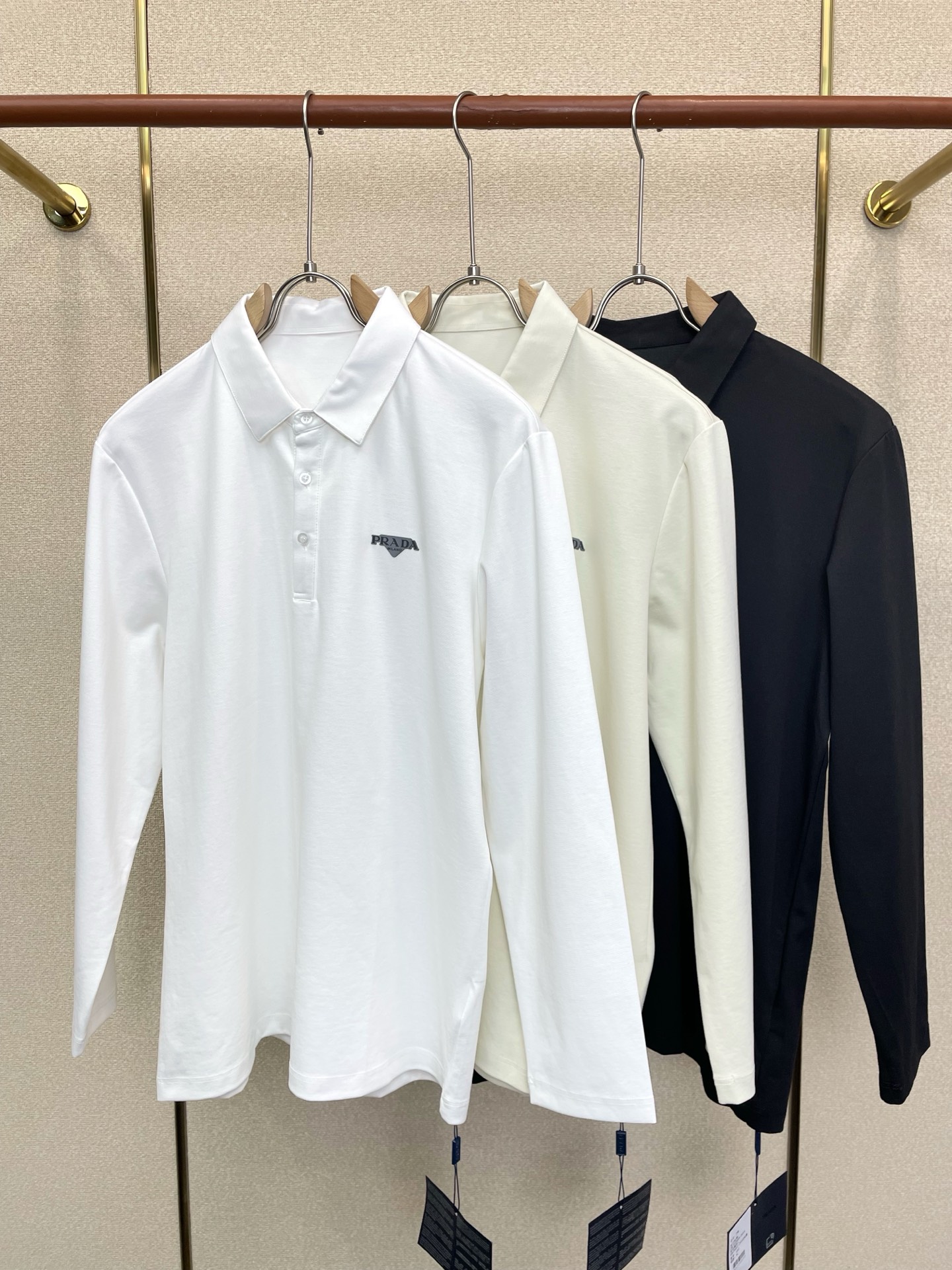 NO:917991,.Prada exclusively supplies new original men's casual long sleeves. High-end customization. High-end version. Fashionable and versatile imported fabrics. Super soft and delicate feel. Skin-friendly and comfortable to wear. High-end boutique. The upper body is exquisitely made by the factory. Men's must-have items. Three standards are complete. Size M-6XL,, prada, prada,19860909.Prada普拉达独家专供新款原单男士休闲长袖 高端定制 高端版本 时尚百搭爆款进口面料 手感超柔软细腻 穿着亲肤舒适 高端精品 代工厂精细做上身非常赞 男士必备单品 三标齐全 码数M-6XL,,prada,prada,,Men's clothing