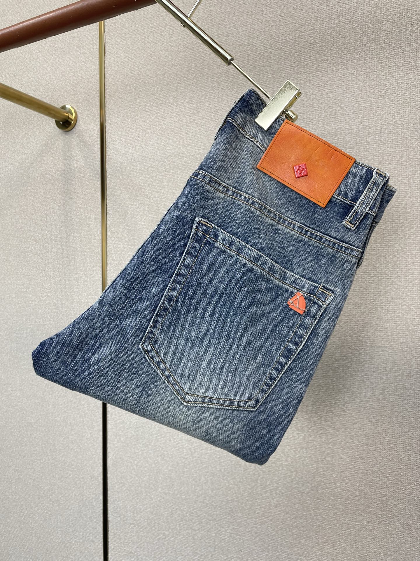 NO:917009,.Hermès exclusively supplies high-end versions of new casual jeans. Custom-made fabrics at the counter. Highly breathable and comfortable, with impeccable details. The brand element design concept embodies high quality. It feels delicate and soft!  It presents a casual cut and the upper body shape is awesome!  Code number 29-38,,hermes,hermes,jeans,19860909.Hermès爱马仕独家专供新款休闲牛仔裤高端版本 专柜定制面料 透气舒适度高,细节无可挑剔,品牌元素设计理念,体现高品质.手感细腻柔软！呈现休闲裁剪,上身版型超赞！码数29-38,,hermes,hermes,jeans,,Men's clothing