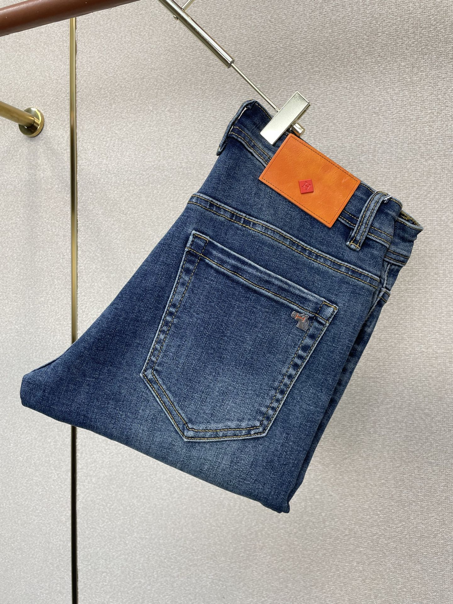 NO:915950,.Hermès exclusively supplies high-end versions of new casual jeans. Custom-made fabrics at the counter. Highly breathable and comfortable, with impeccable details. The brand element design concept embodies high quality. It feels delicate and soft!  It presents a casual cut and the upper body shape is awesome!  Code number 29-38,,hermes,hermes,jeans,19860909.Hermès爱马仕独家专供新款休闲牛仔裤高端版本 专柜定制面料 透气舒适度高,细节无可挑剔,品牌元素设计理念,体现高品质.手感细腻柔软！呈现休闲裁剪,上身版型超赞！码数29-38,,hermes,hermes,jeans,,Men's clothing
